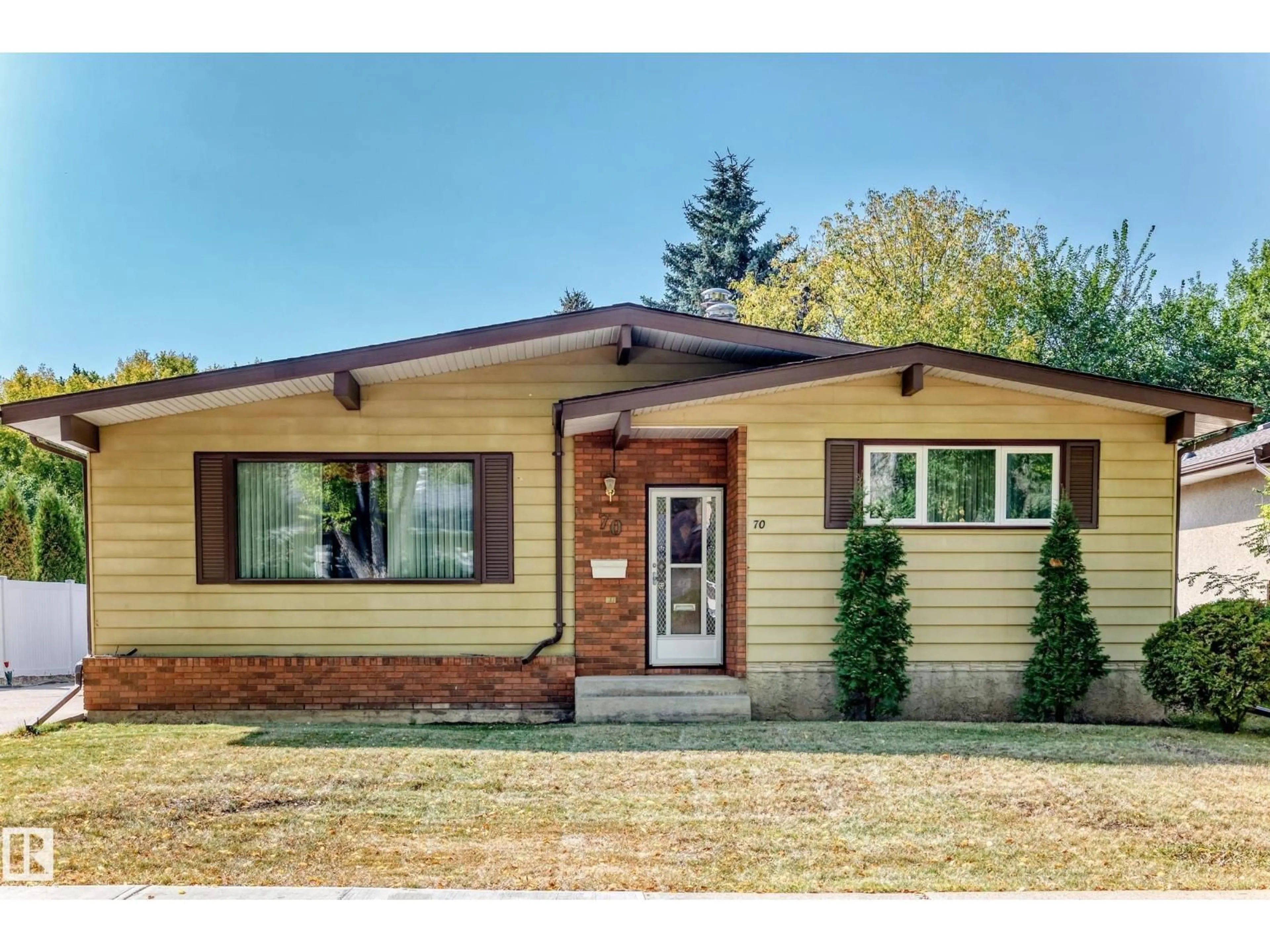 Home with vinyl exterior material, street for 70 FLEETWOOD CR, St. Albert Alberta T8N1R5