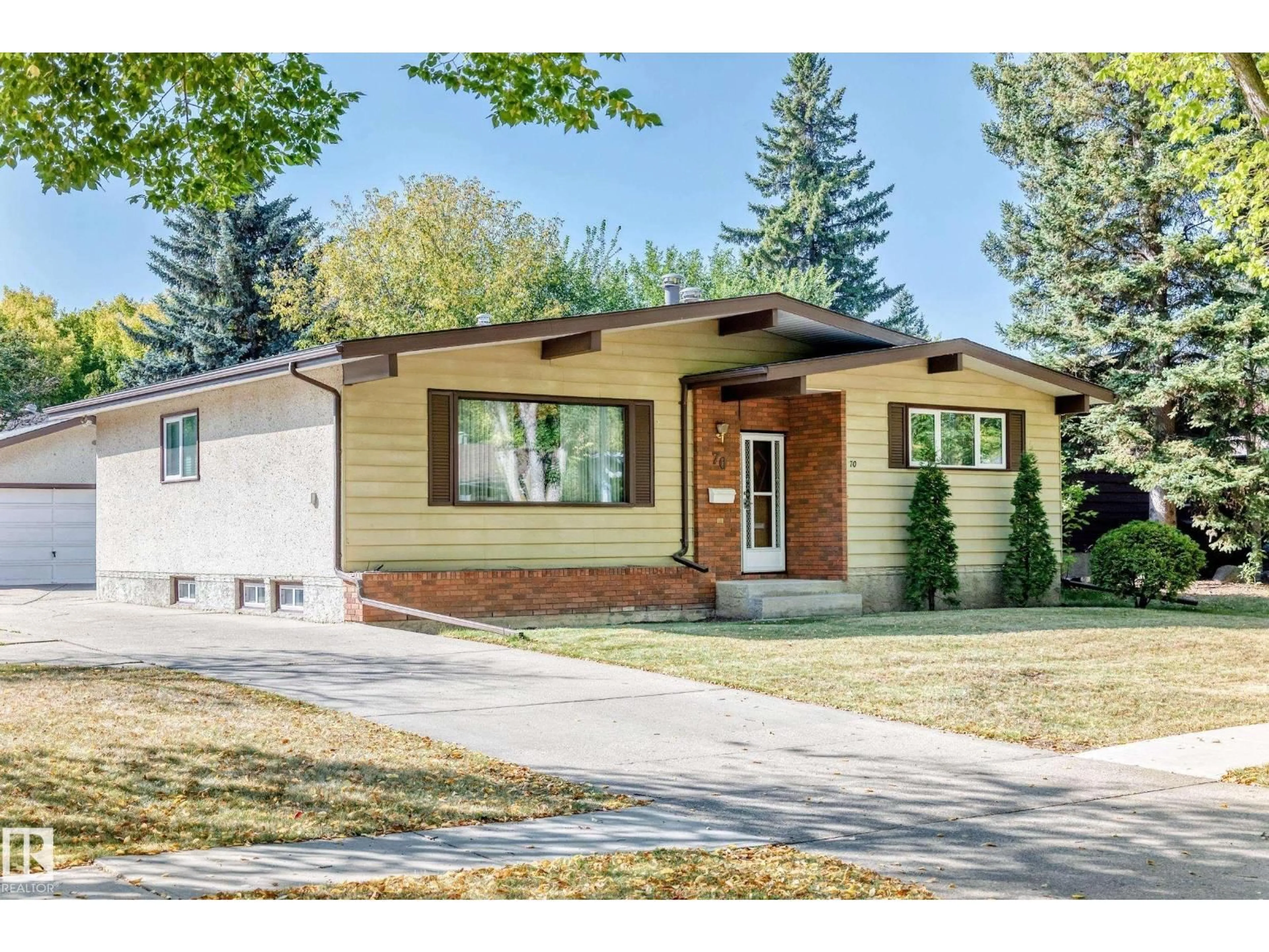 Home with vinyl exterior material, street for 70 FLEETWOOD CR, St. Albert Alberta T8N1R5