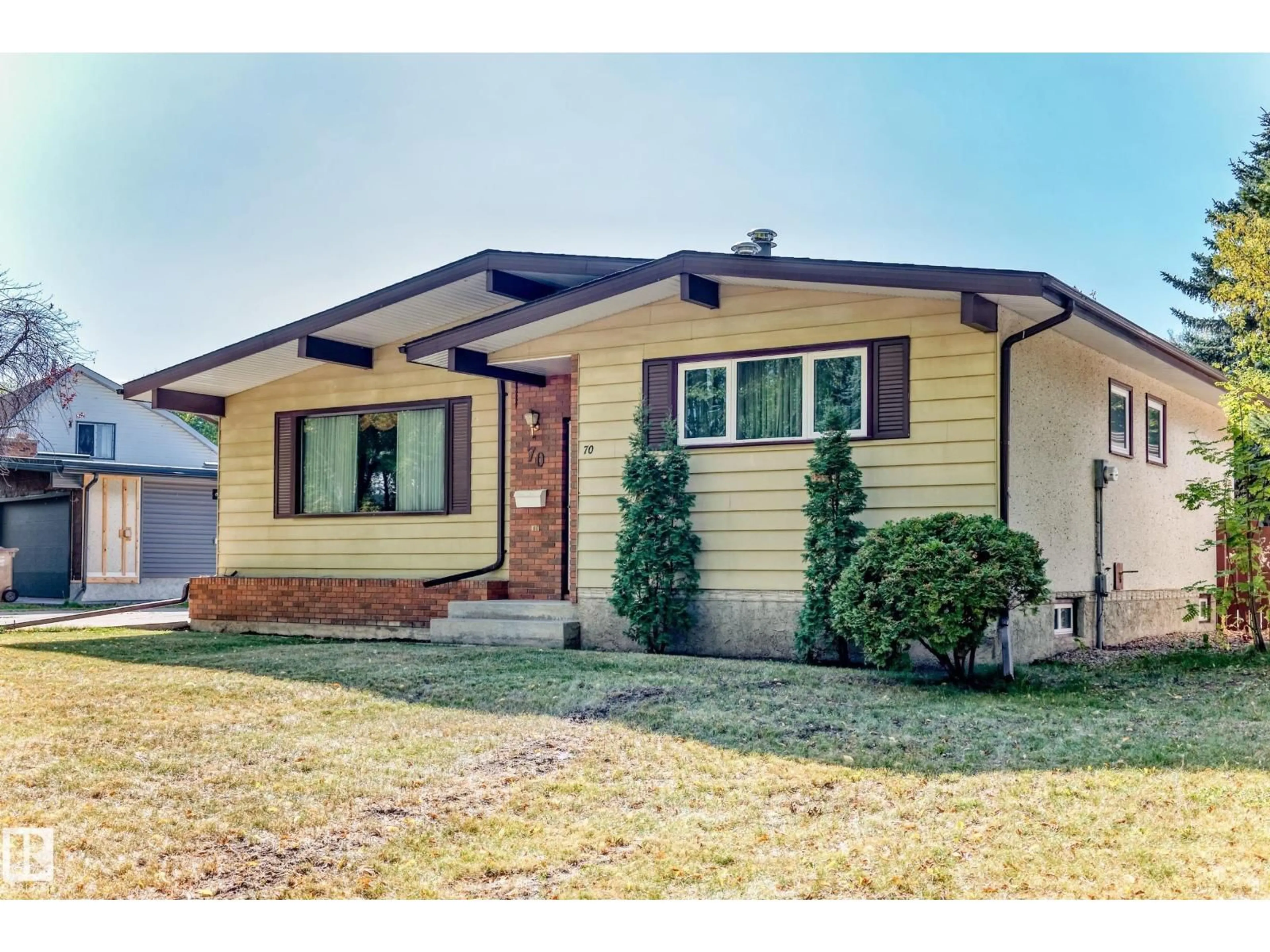 Home with vinyl exterior material, street for 70 FLEETWOOD CR, St. Albert Alberta T8N1R5