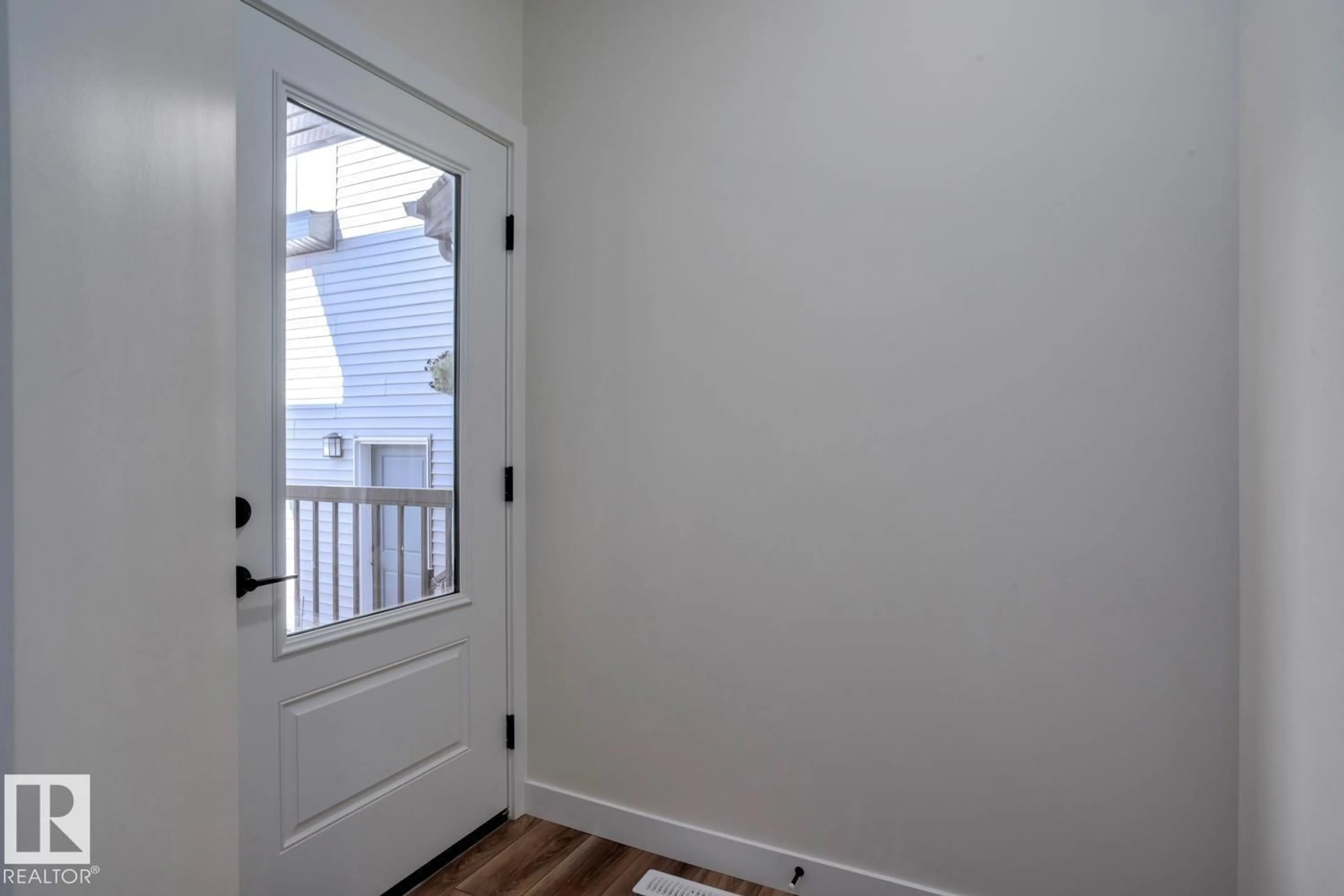Indoor entryway for 319 28 ST, Edmonton Alberta T6X1A7