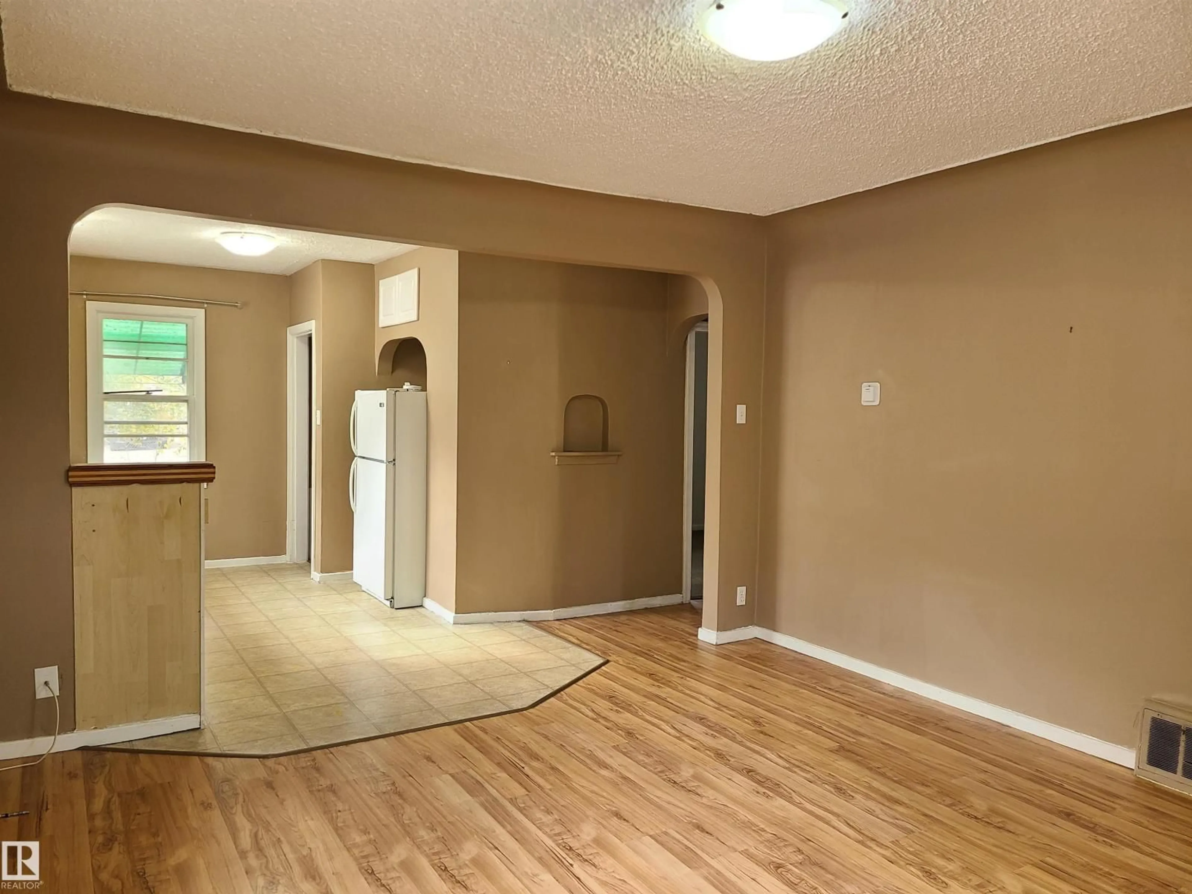 A pic of a room for 12414 90 ST, Edmonton Alberta T5B3Z8