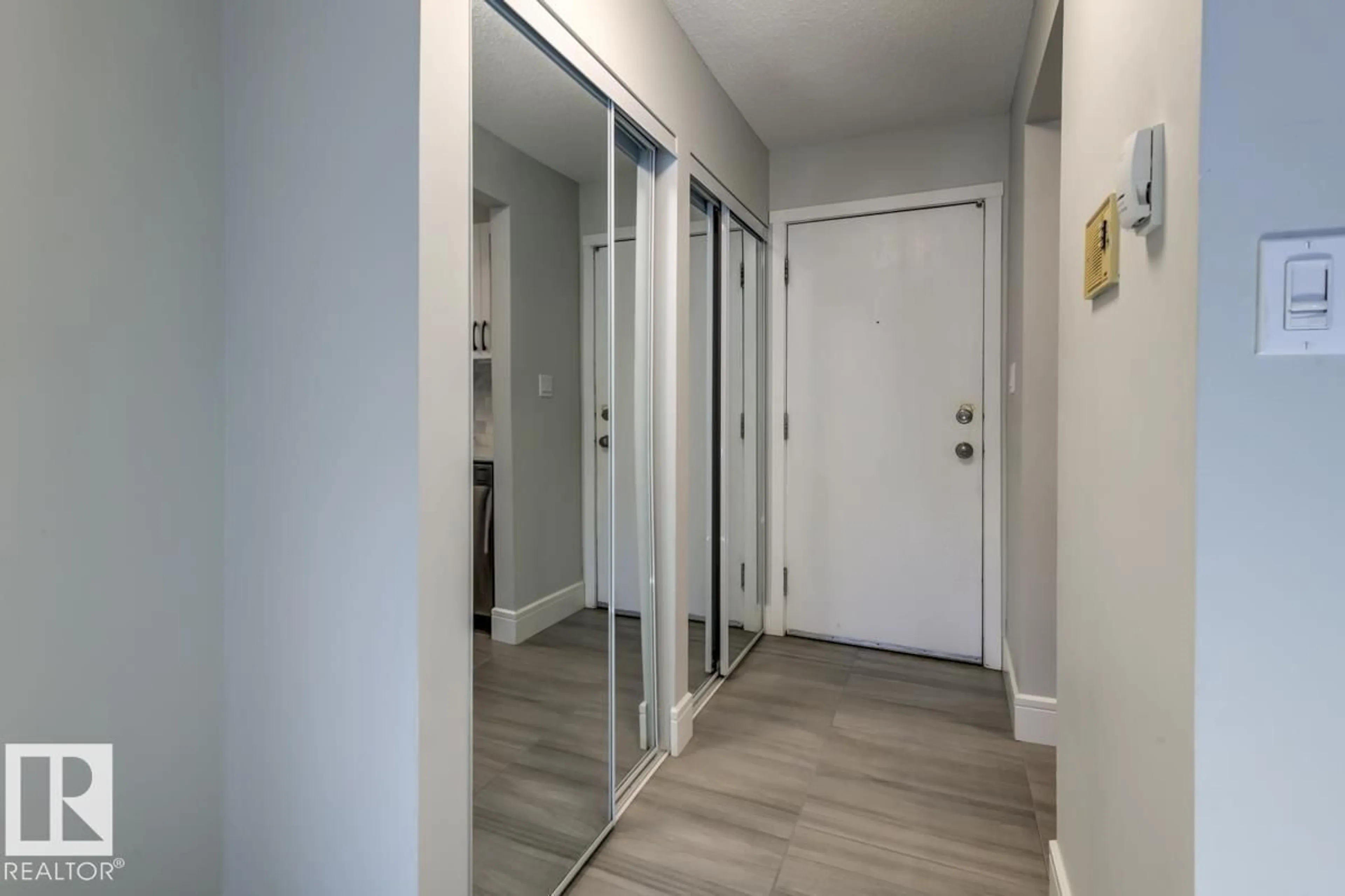 Indoor entryway for 105 - 10620 104 ST NW, Edmonton Alberta T5H2W2