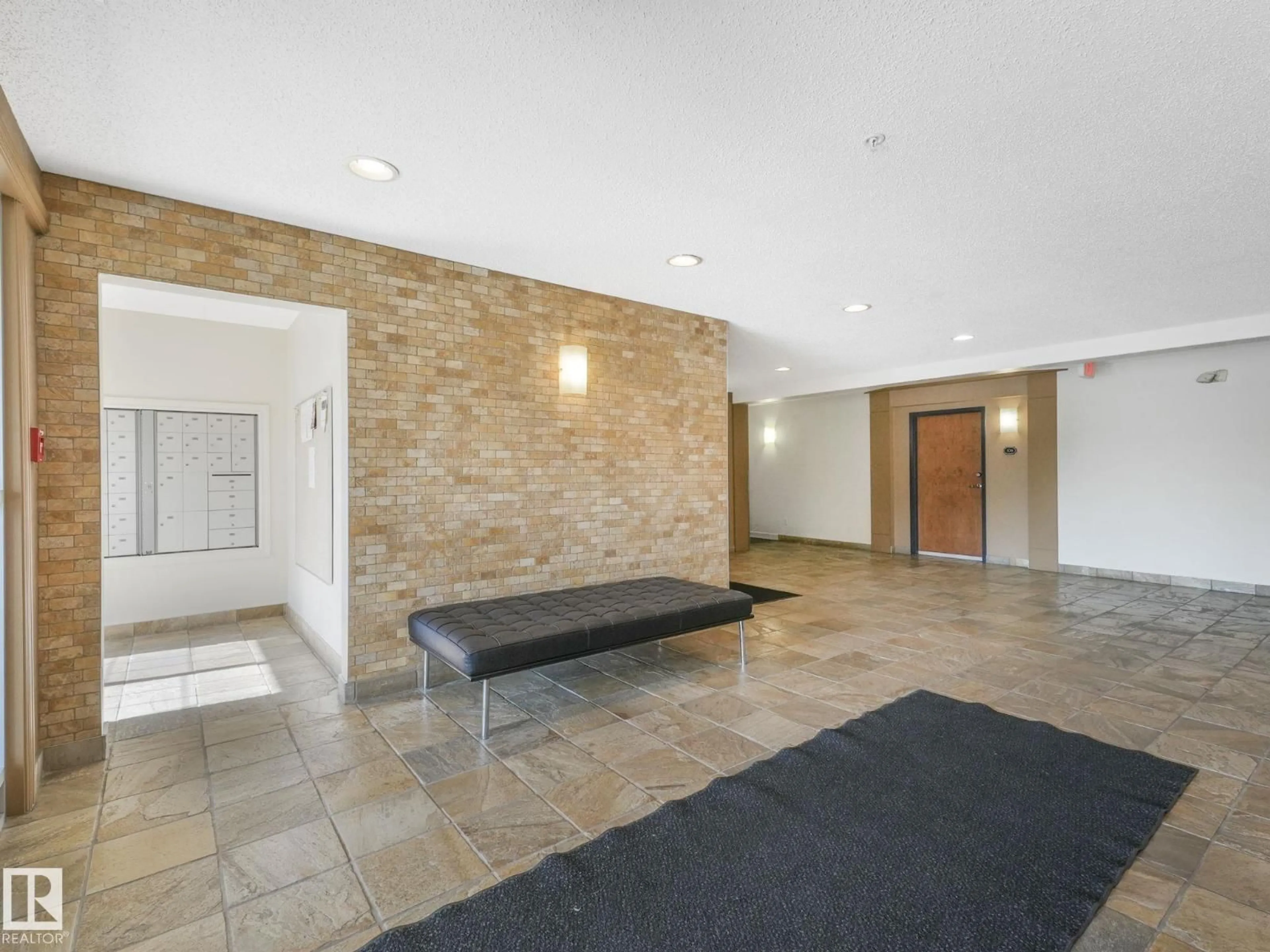 Indoor foyer for #413 - 13830 150 AV, Edmonton Alberta T6V1X2