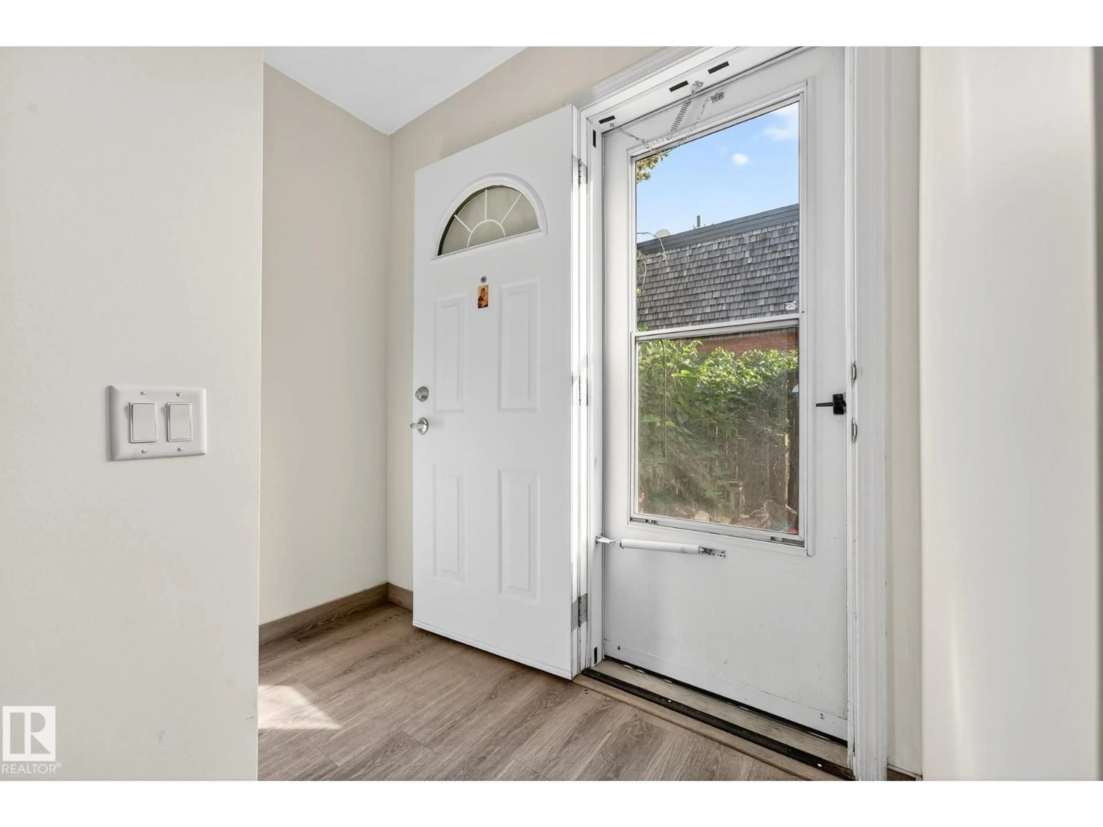 Indoor entryway for 158 MAYFAIR ME, Edmonton Alberta T5E5R7