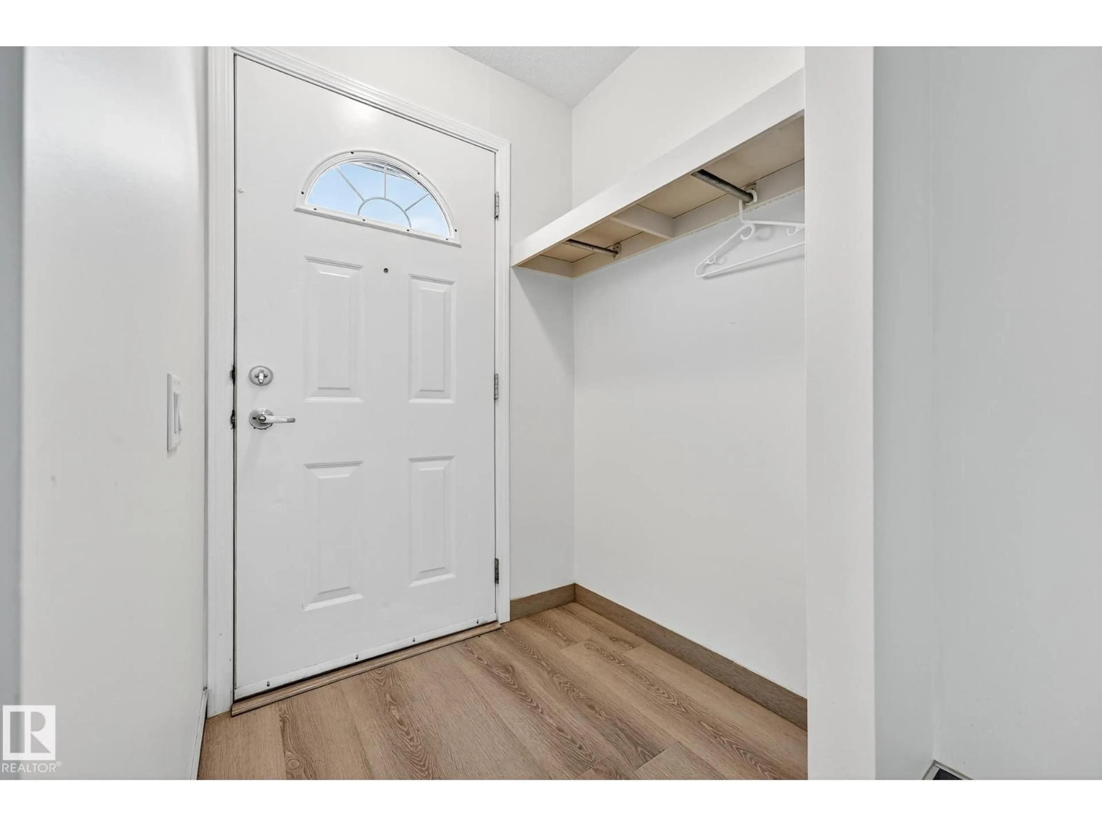 Indoor entryway for 158 MAYFAIR ME, Edmonton Alberta T5E5R7