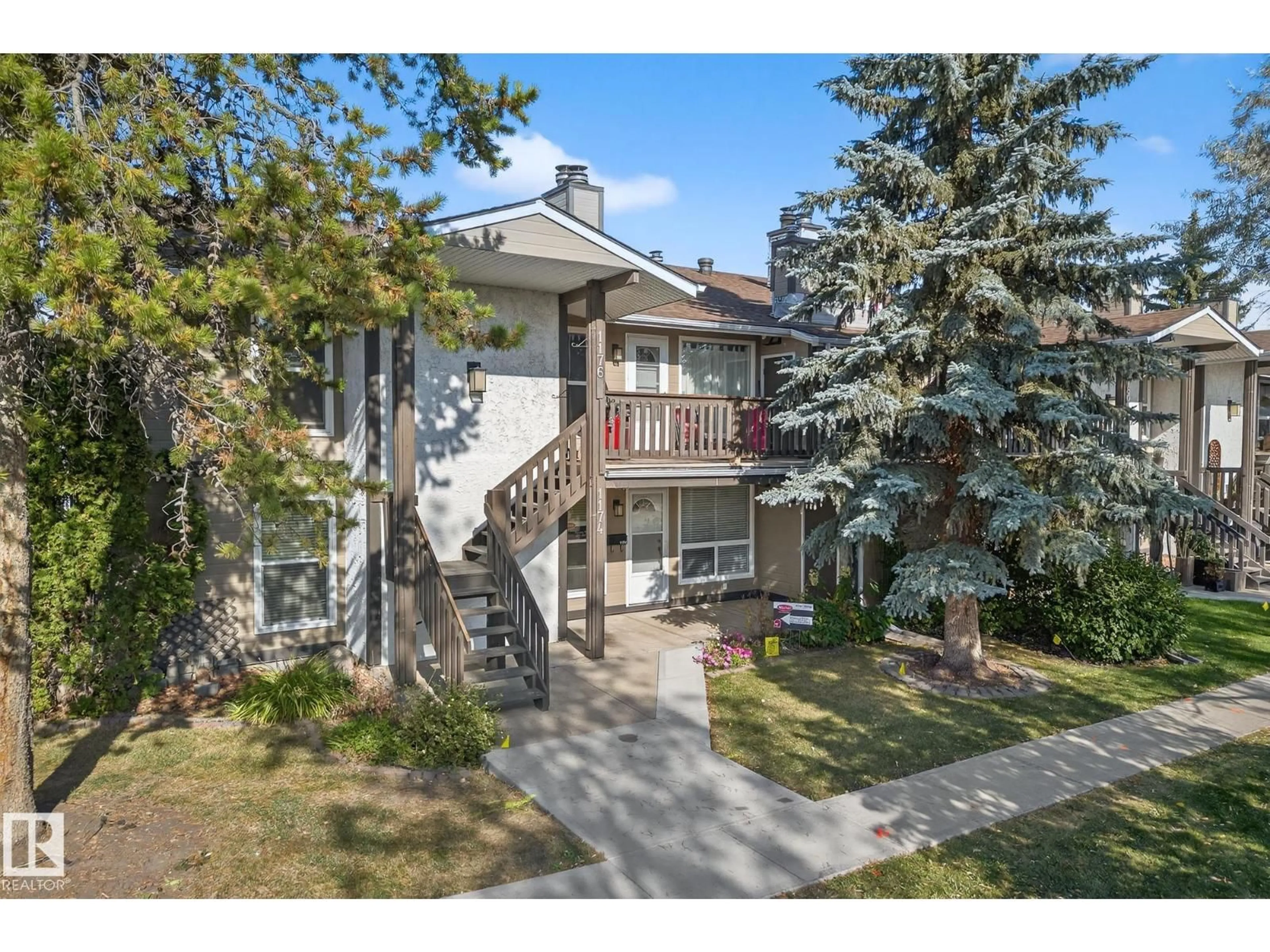 A pic from outside/outdoor area/front of a property/back of a property/a pic from drone, street for 1174 SADDLEBACK RD, Edmonton Alberta T6J4Z4