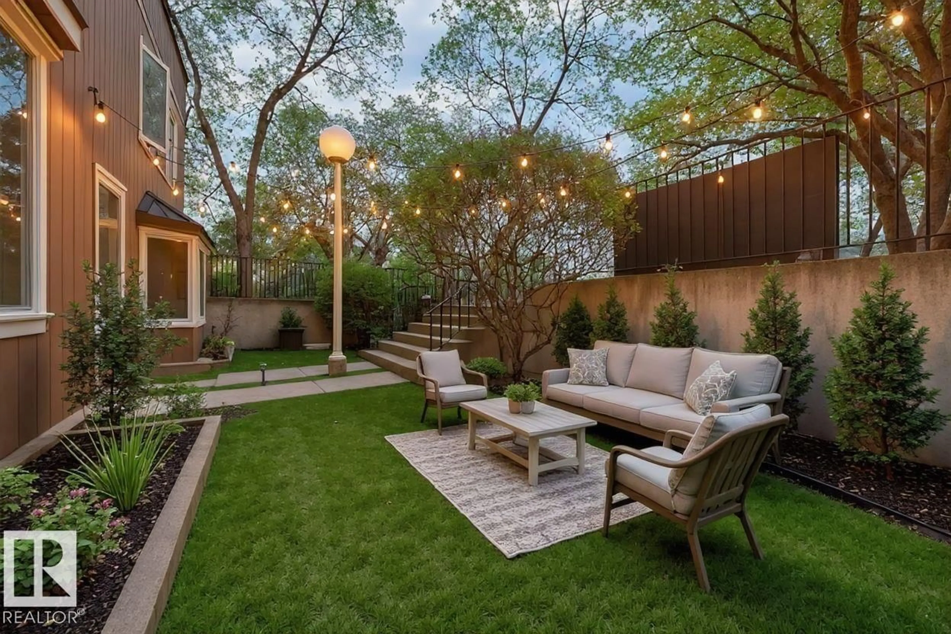 Patio, street for NW - 10520 84 AV, Edmonton Alberta T6E2H4