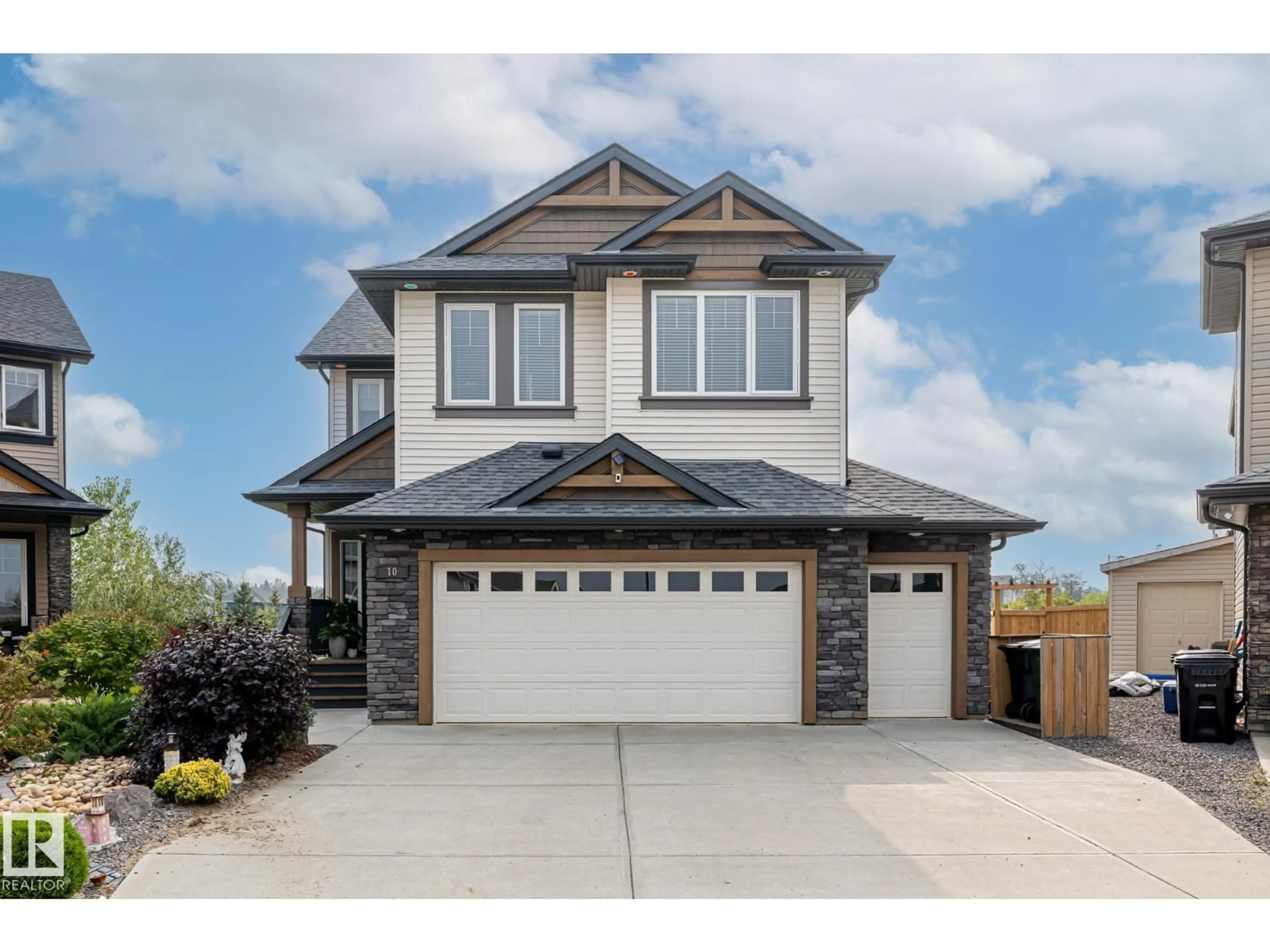 Home with vinyl exterior material, street for 10 MEADOWLAND GD, Spruce Grove Alberta T7X0N3