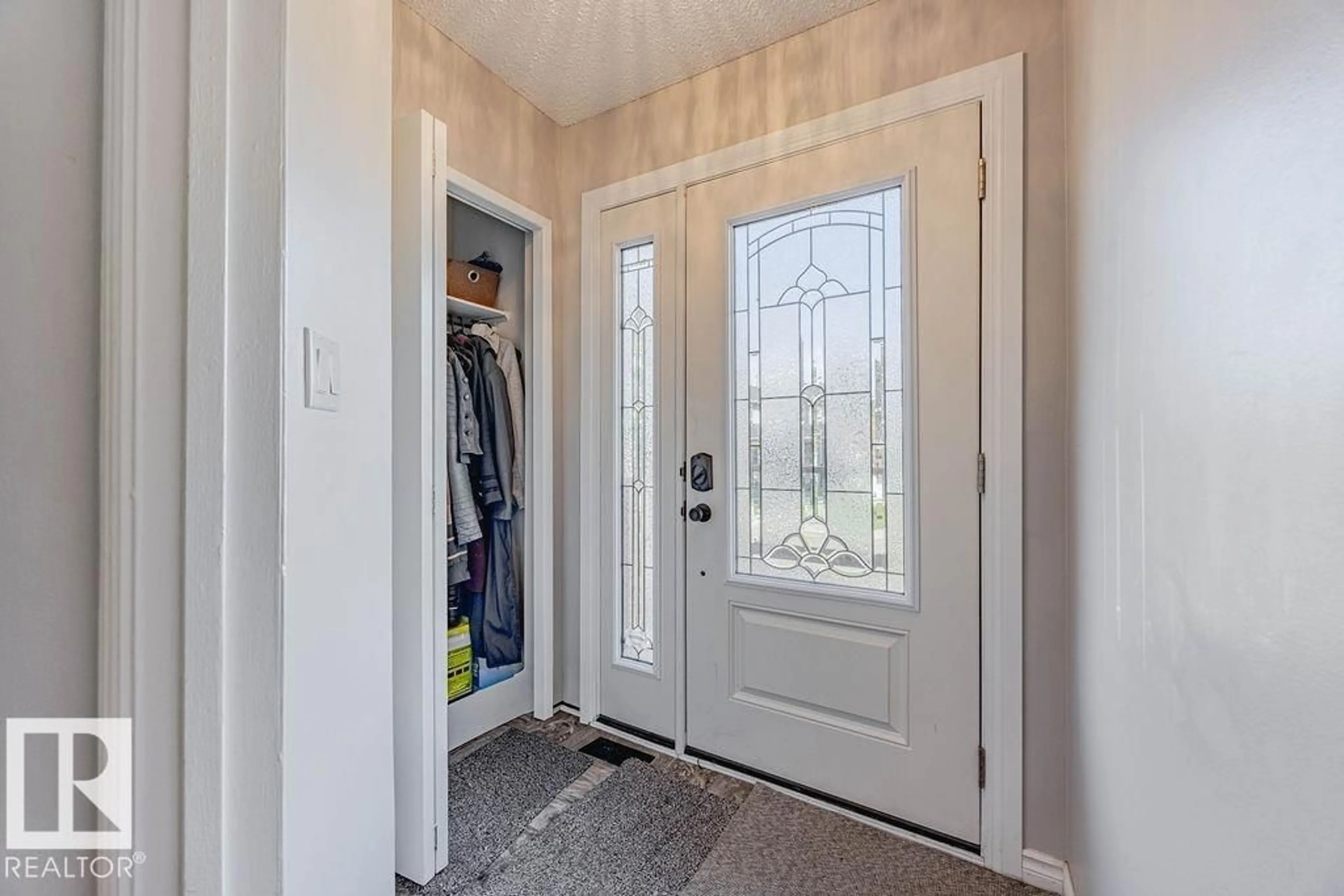 Indoor entryway for 44 WELLINGTON CR, Spruce Grove Alberta T7X1K2
