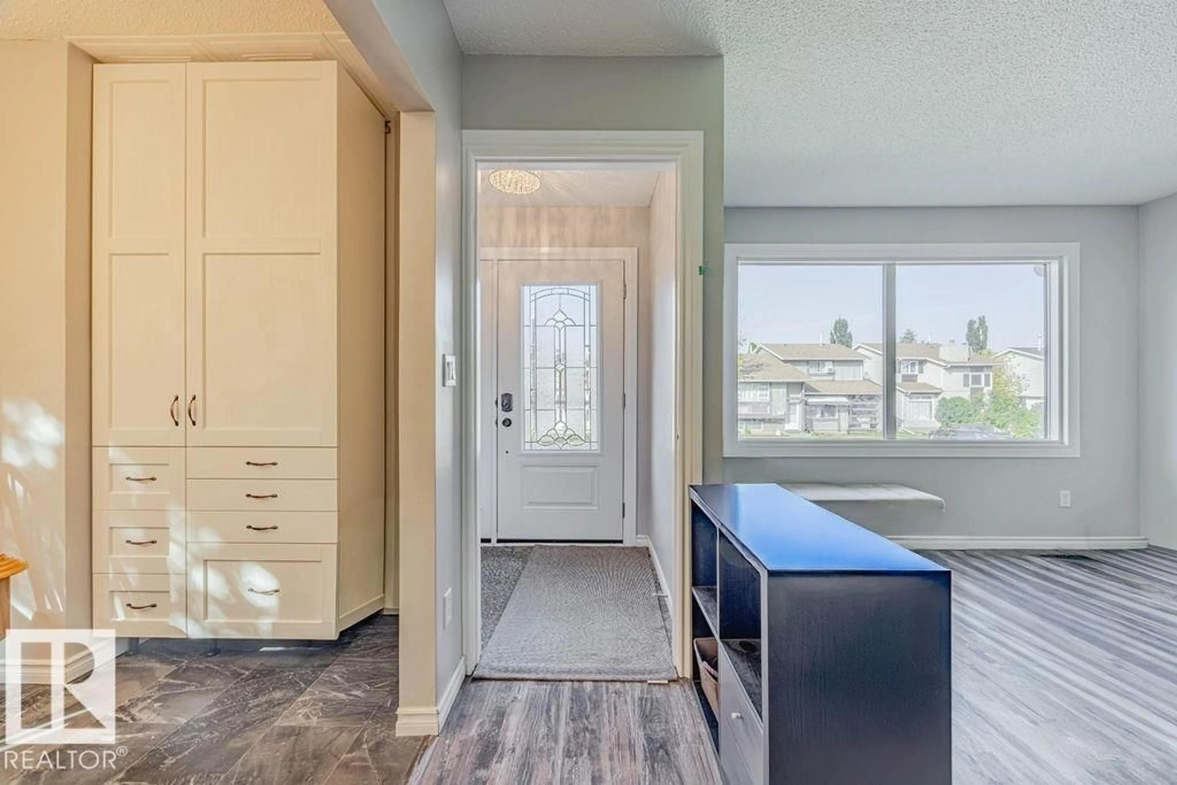Indoor entryway for 44 WELLINGTON CR, Spruce Grove Alberta T7X1K2