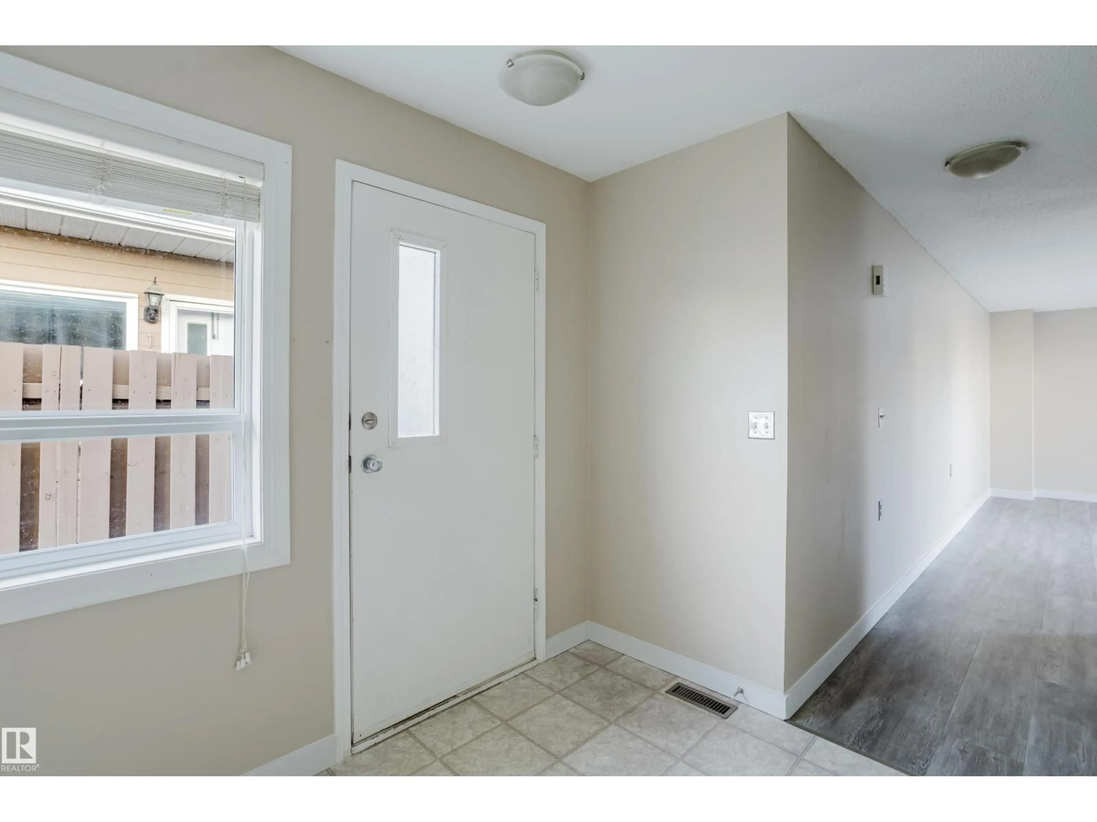 Indoor entryway for 17723 95 ST, Edmonton Alberta T5Z2E2