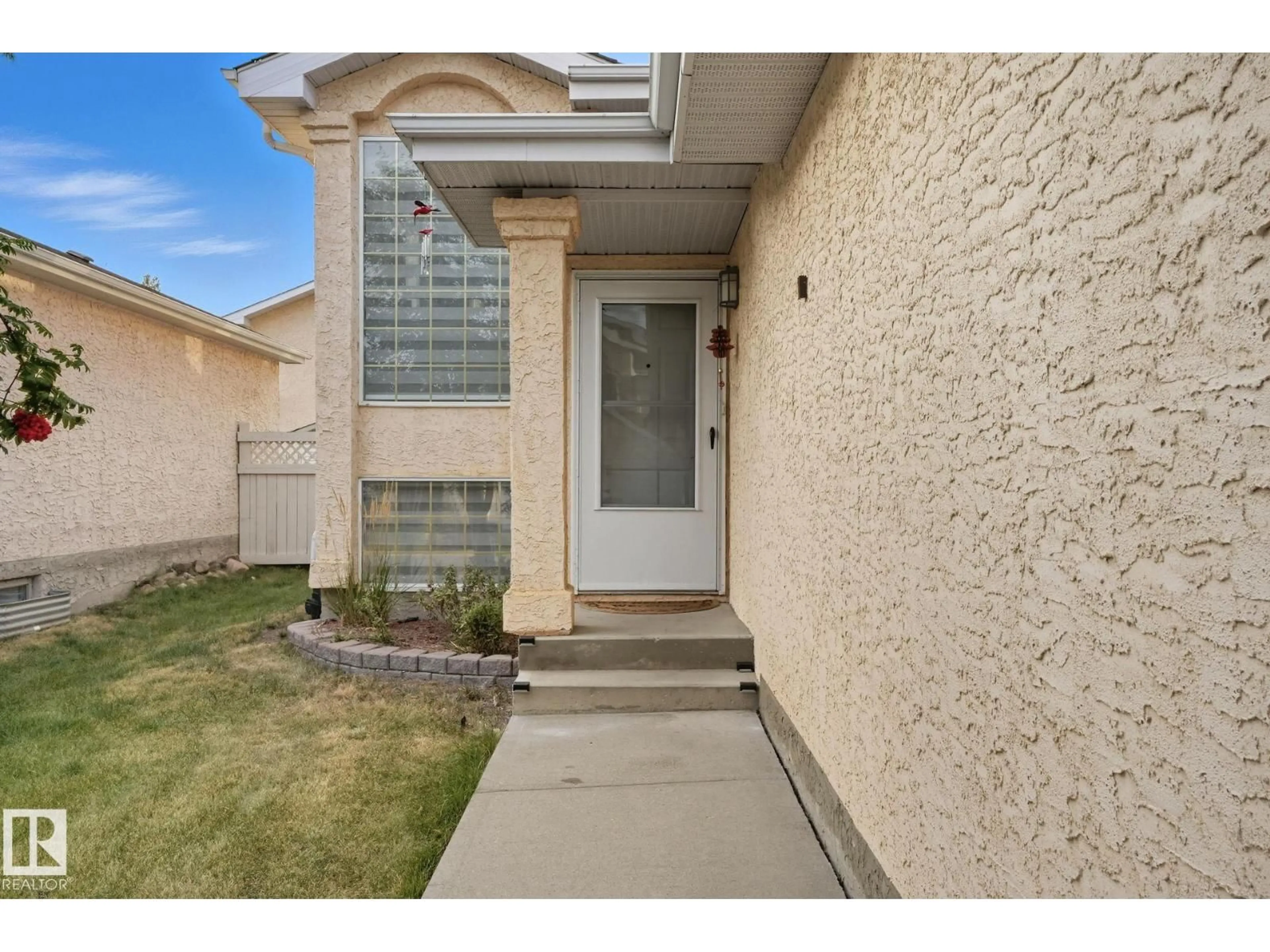 Indoor entryway for 215 RIVER PT, Edmonton Alberta T5A4Z4