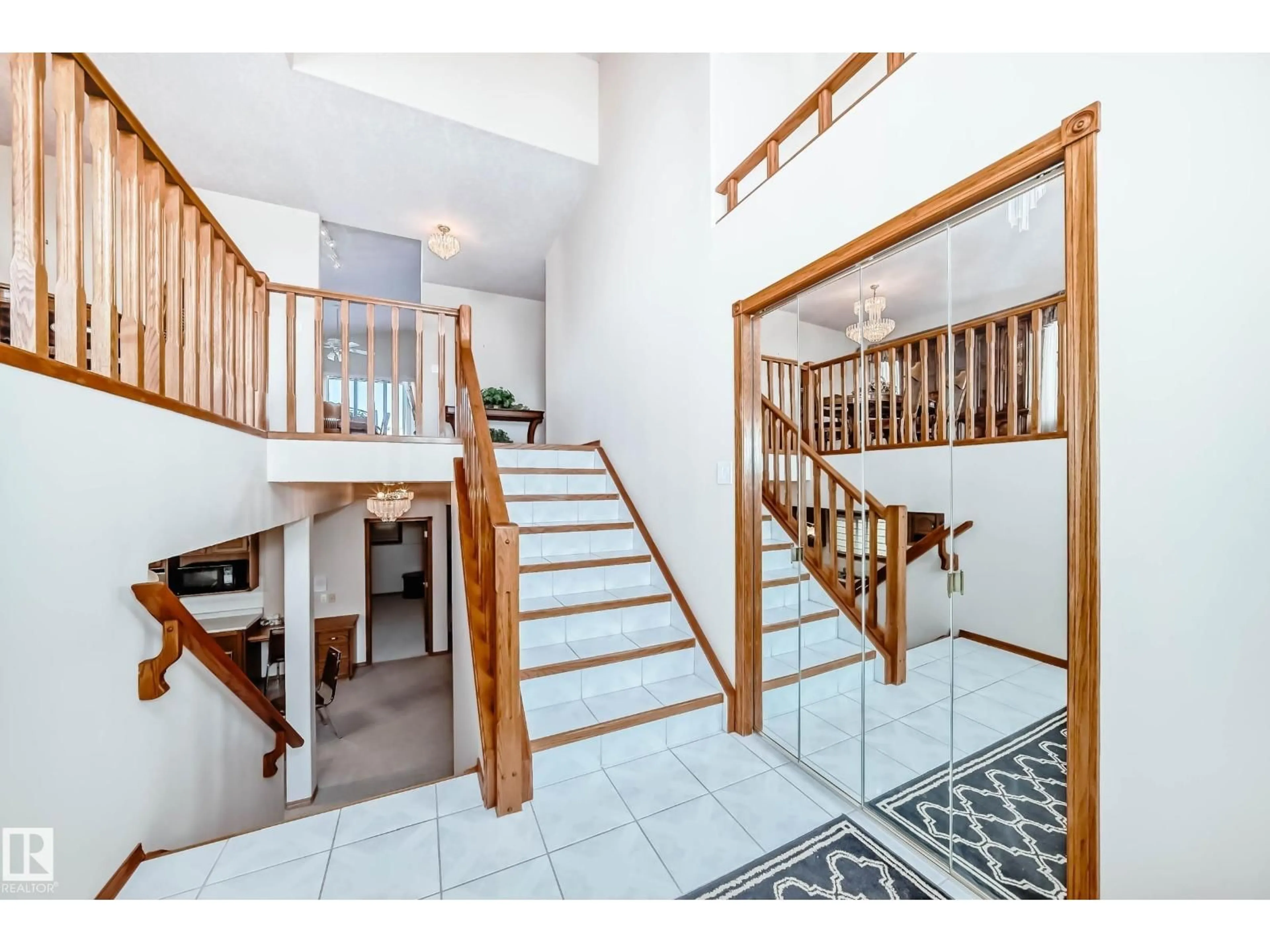 Indoor foyer for 16135 56 ST, Edmonton Alberta T5Y2T9