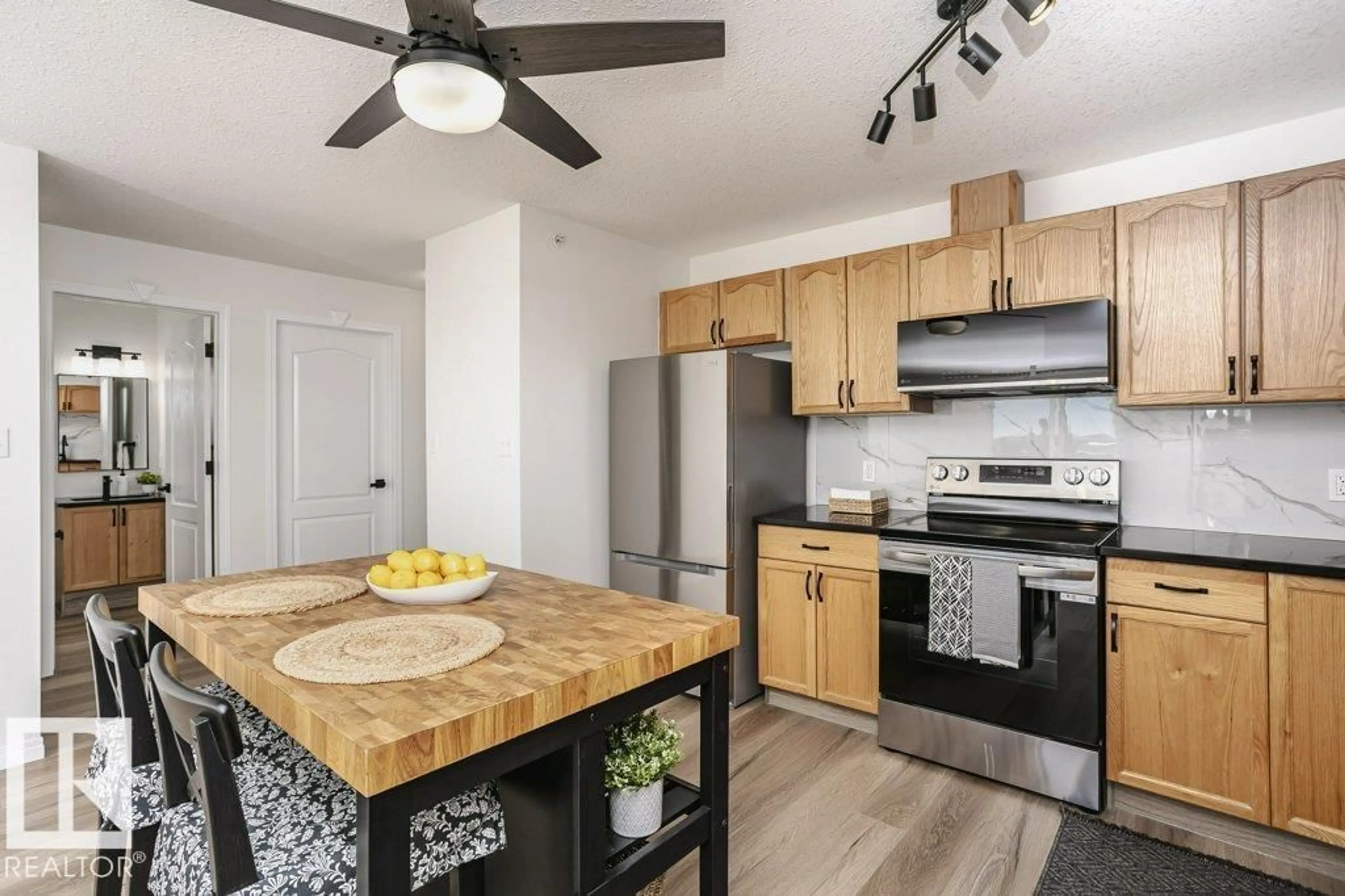 Standard kitchen, wood/laminate floor for 405 - 4703 43 AV, Stony Plain Alberta T7Z2S7