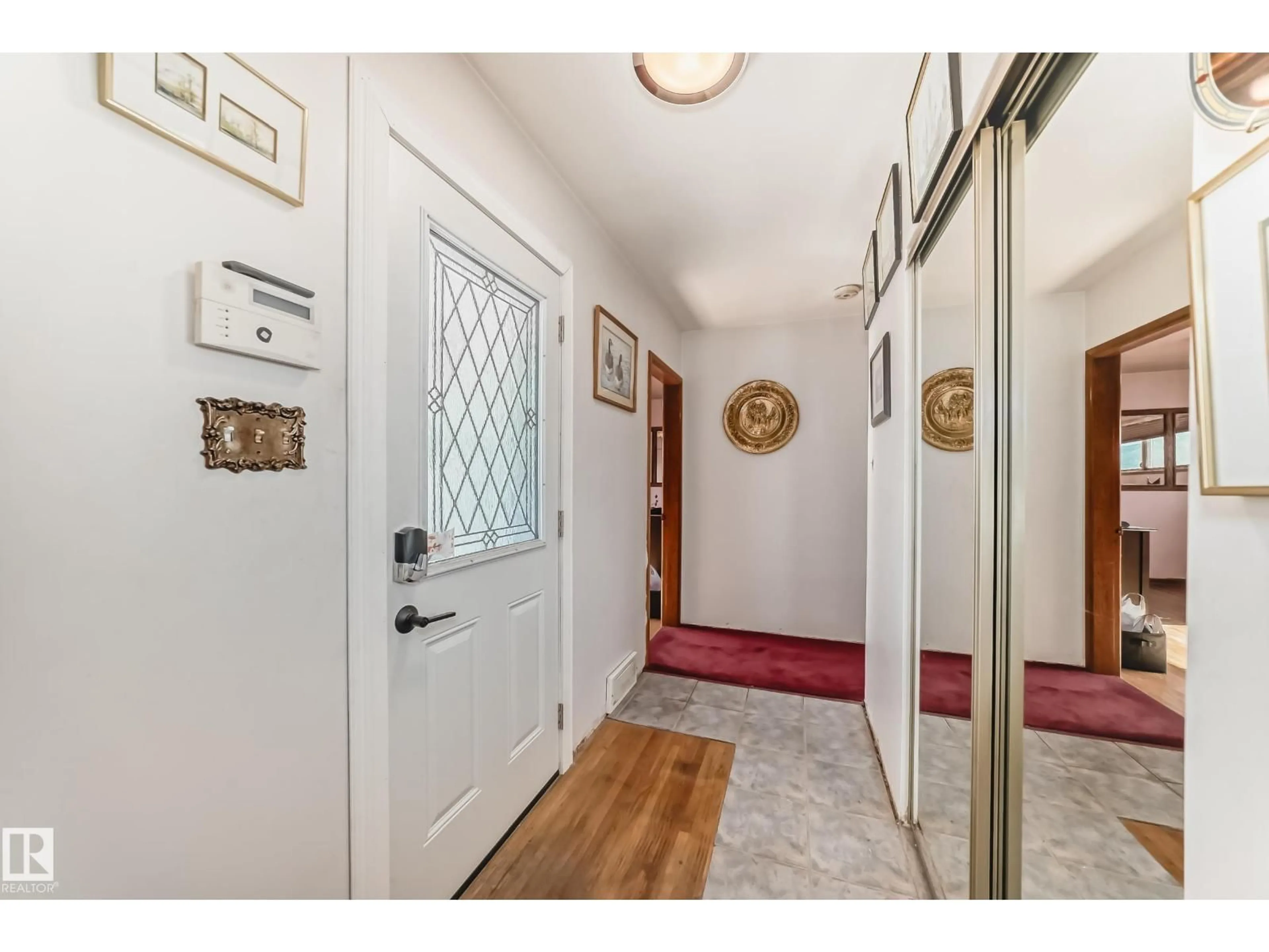 Indoor entryway for 15906 92A AV, Edmonton Alberta T5R5G3