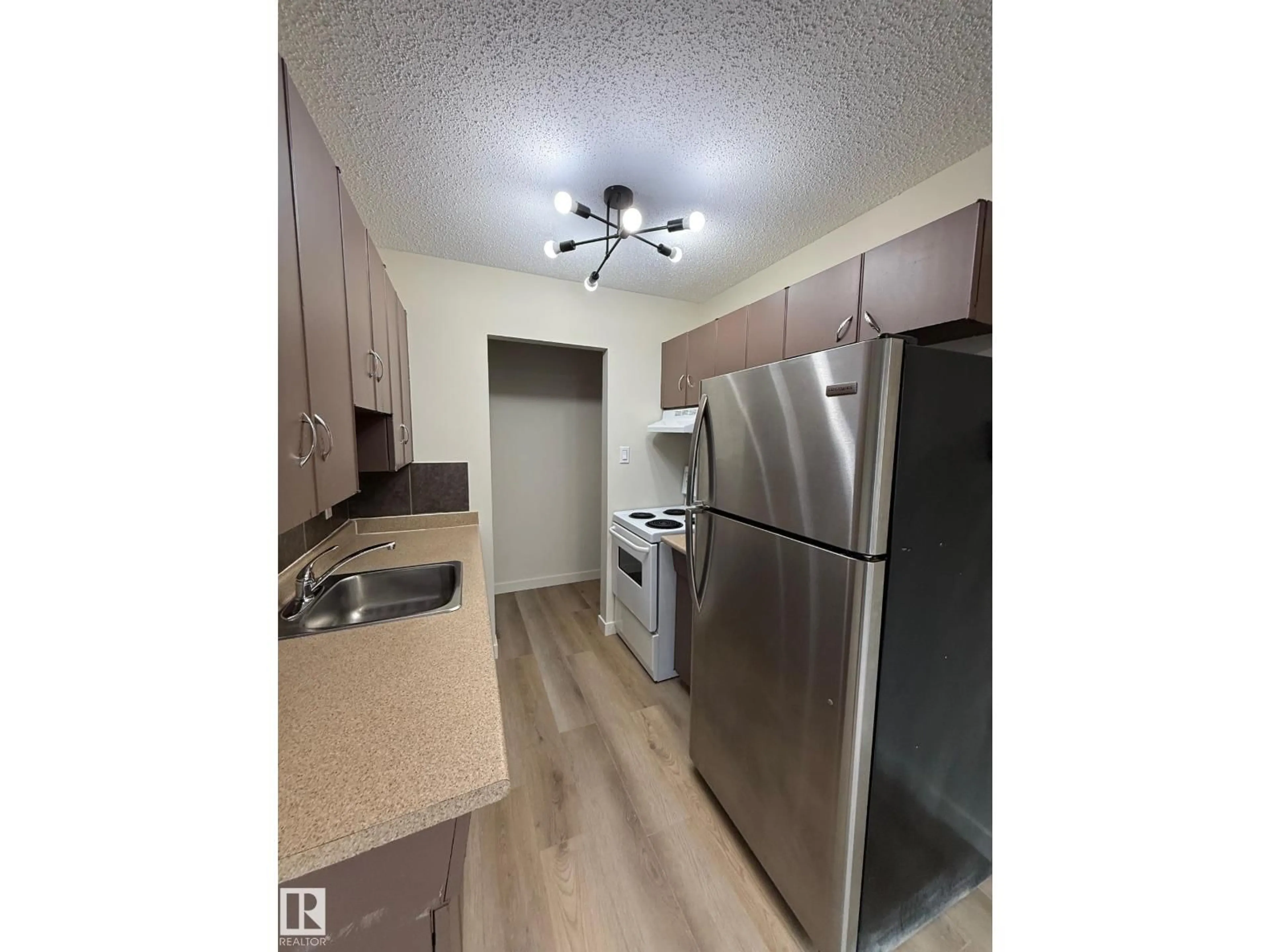 Standard kitchen, wood/laminate floor for NW - 10035 155 ST, Edmonton Alberta T5P2L4