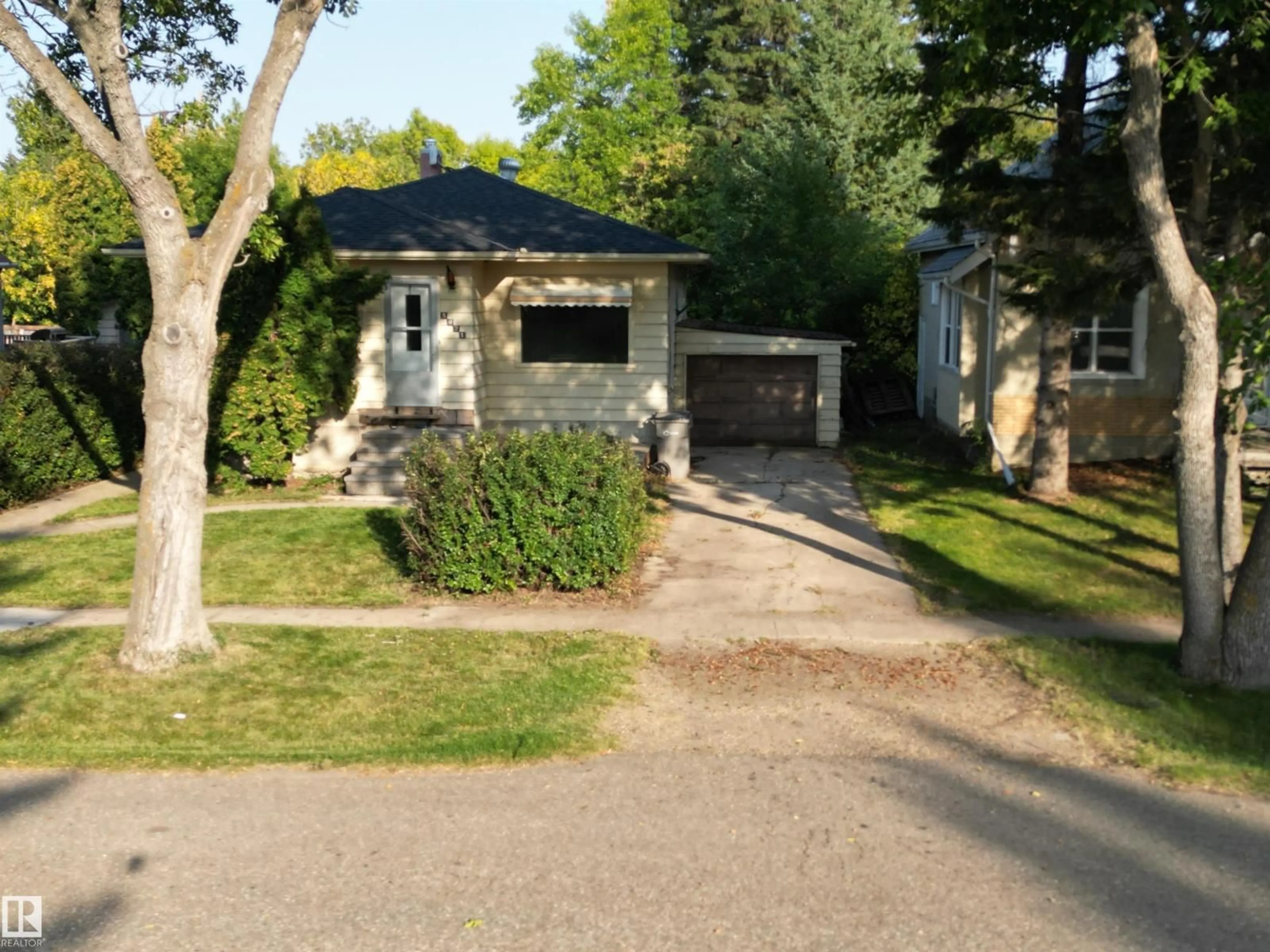 A pic from outside/outdoor area/front of a property/back of a property/a pic from drone, street for 5021 48 ST, Calmar Alberta T0C0V0