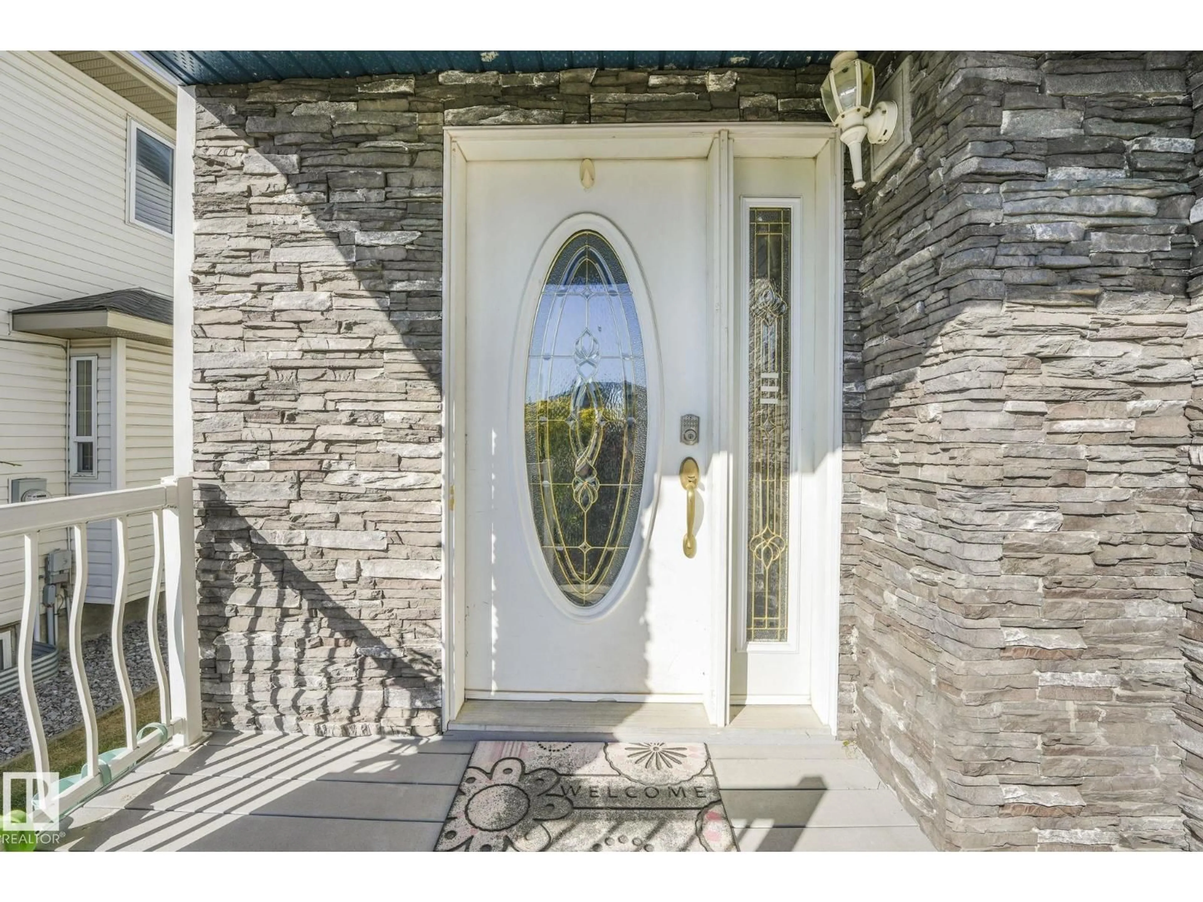 Indoor entryway for 140 COTE CR, Edmonton Alberta T6V1L3