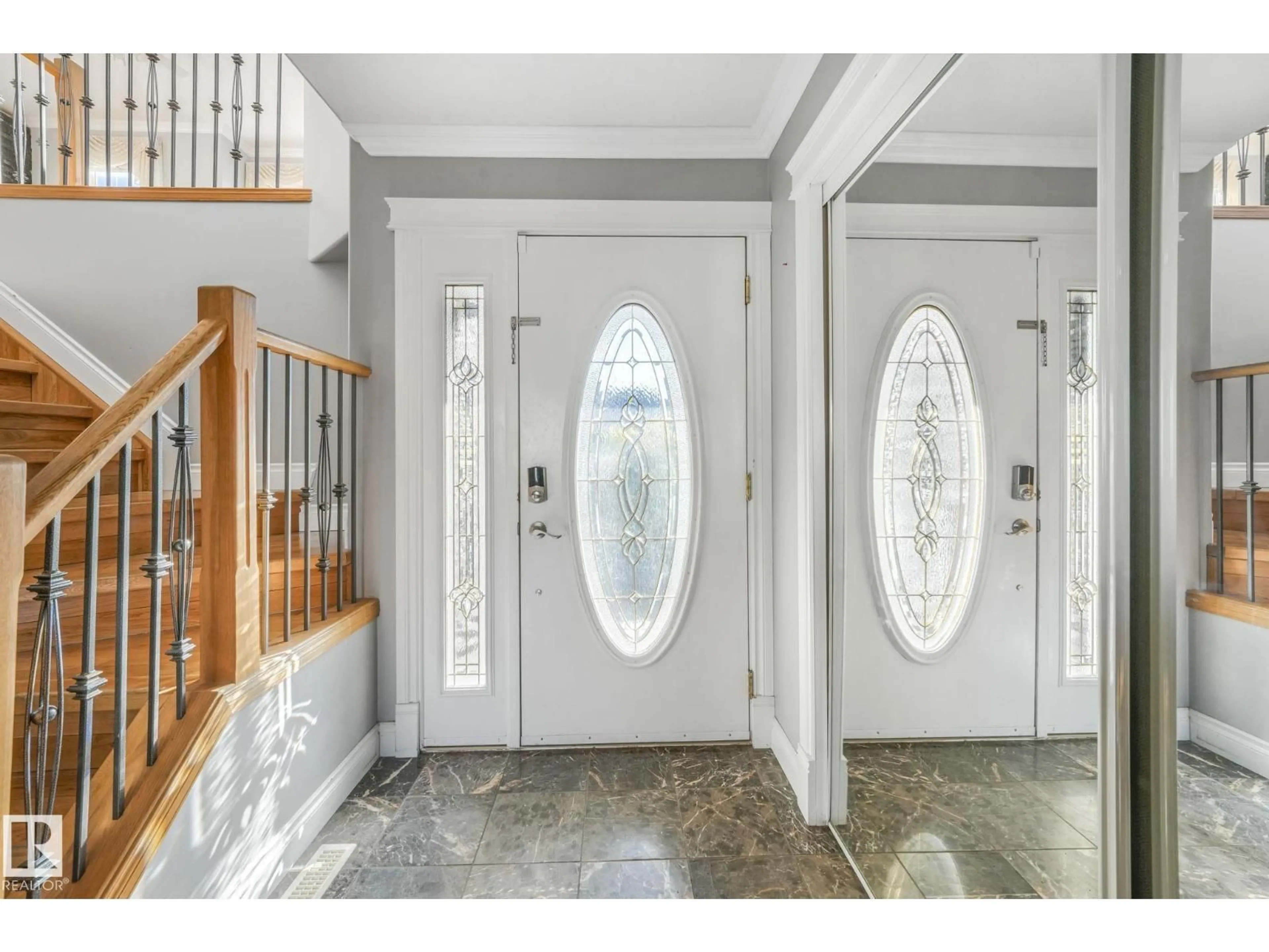 Indoor entryway for 140 COTE CR, Edmonton Alberta T6V1L3