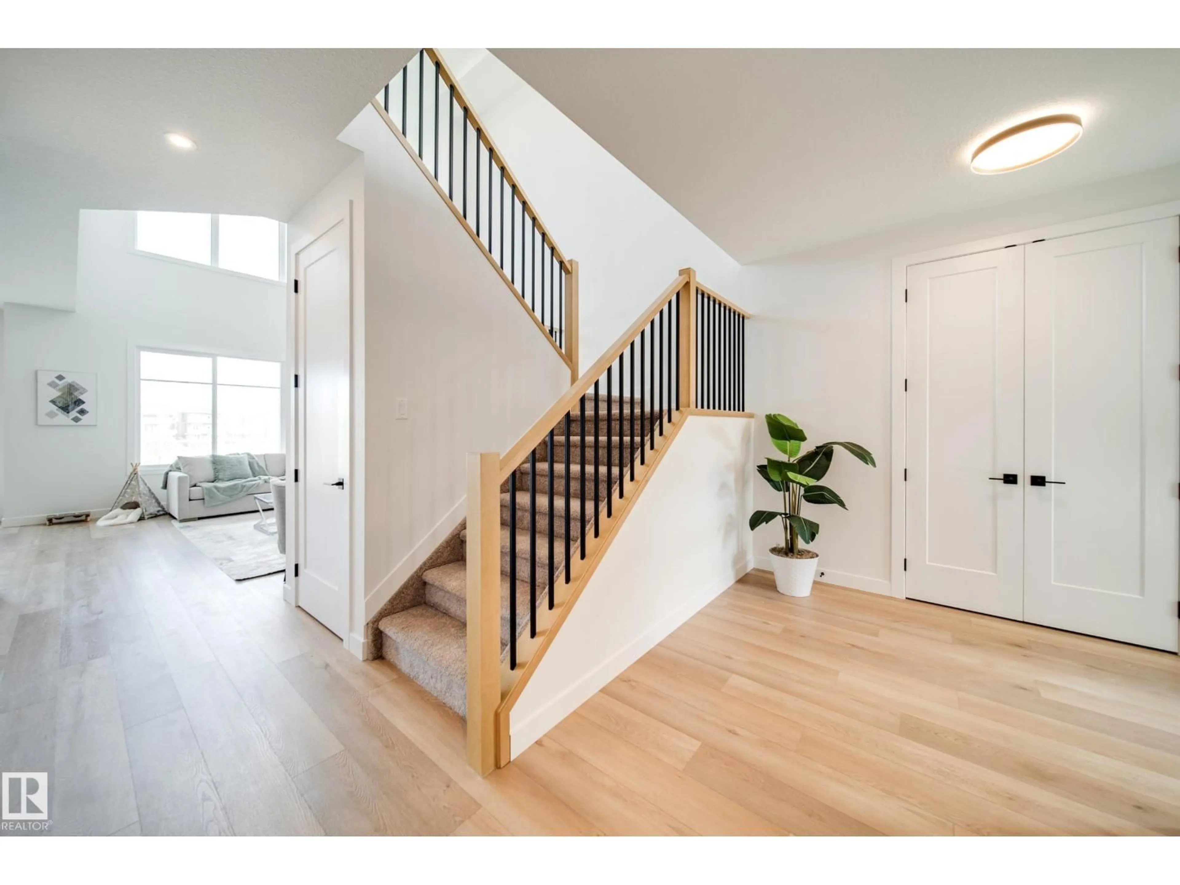 Indoor entryway for 3 CLOUTIER CL, St. Albert Alberta T8T2C9