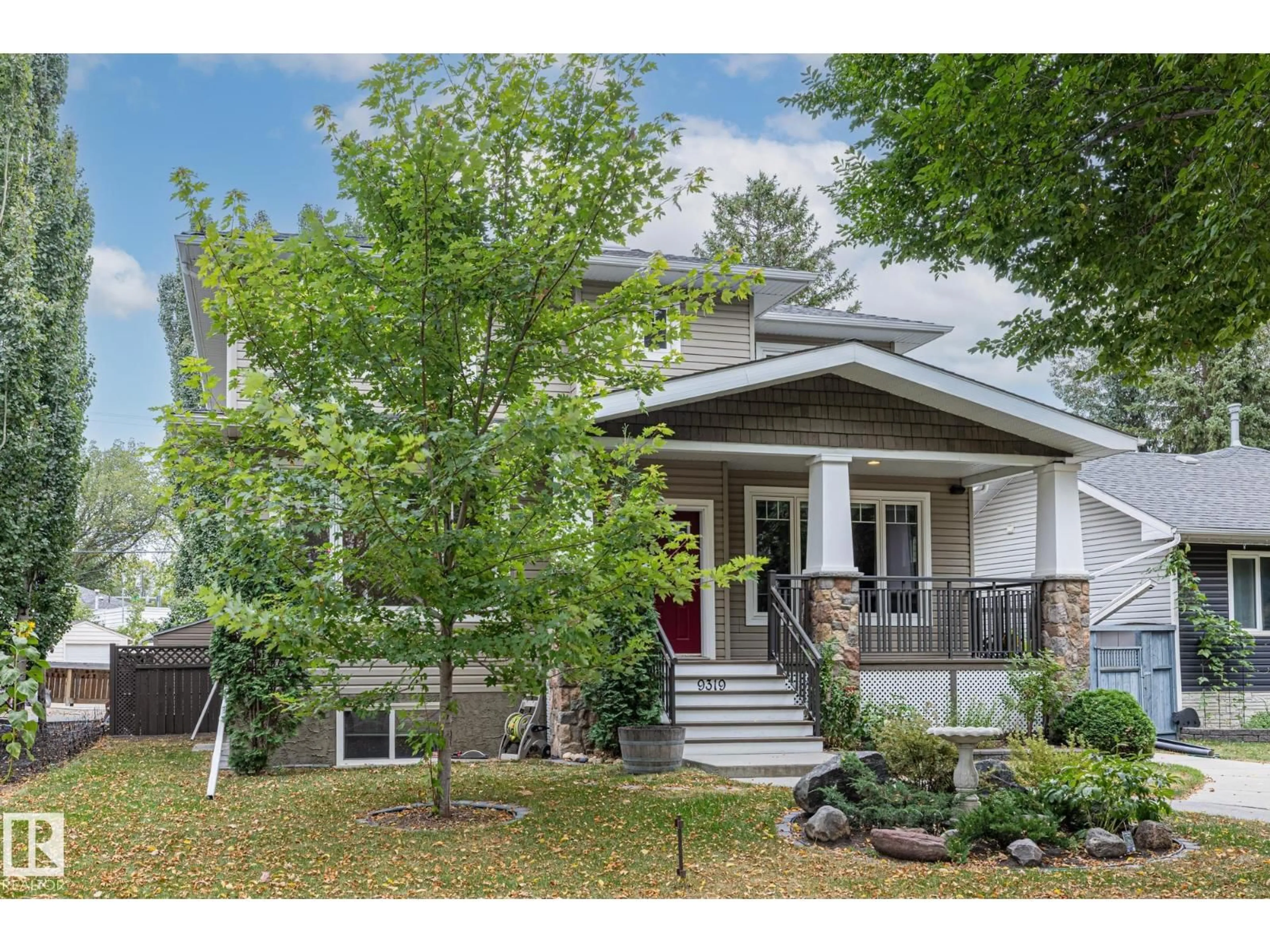 Home with vinyl exterior material, street for 9319 93 ST, Edmonton Alberta T6C3T7