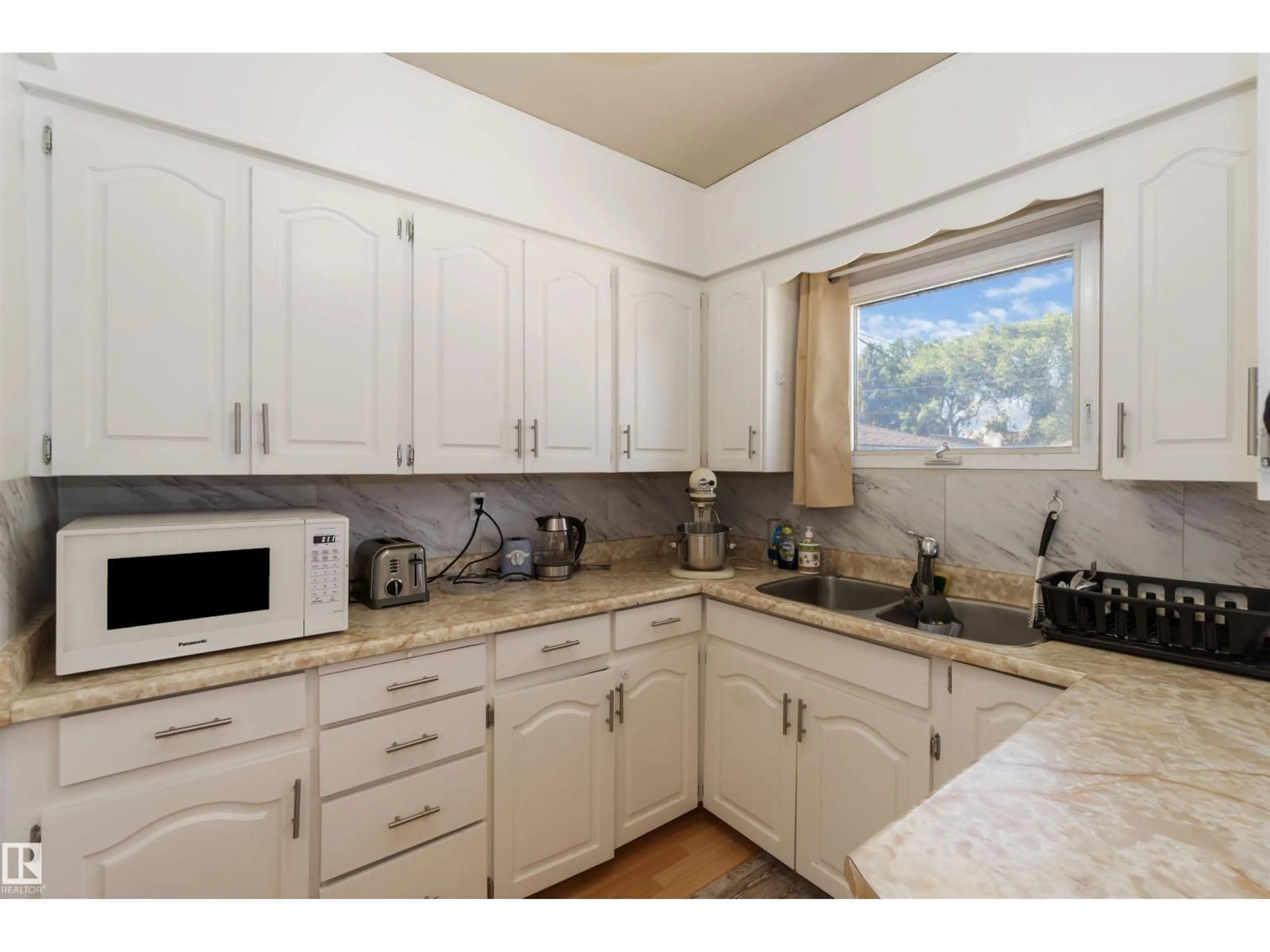 Standard kitchen, unknown for NW - 13124 63 ST, Edmonton Alberta T5A0W8