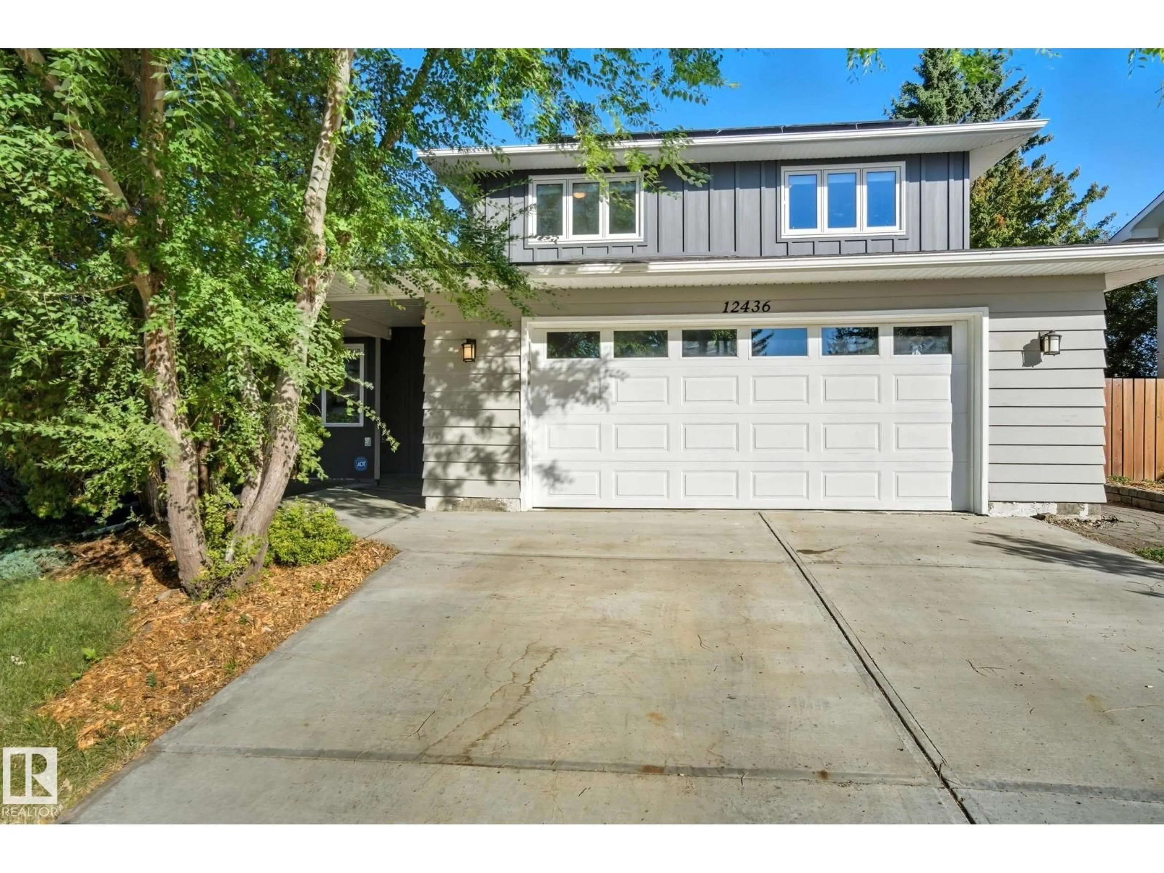 Indoor garage for 12436 LANSDOWNE DR, Edmonton Alberta T6H4L5