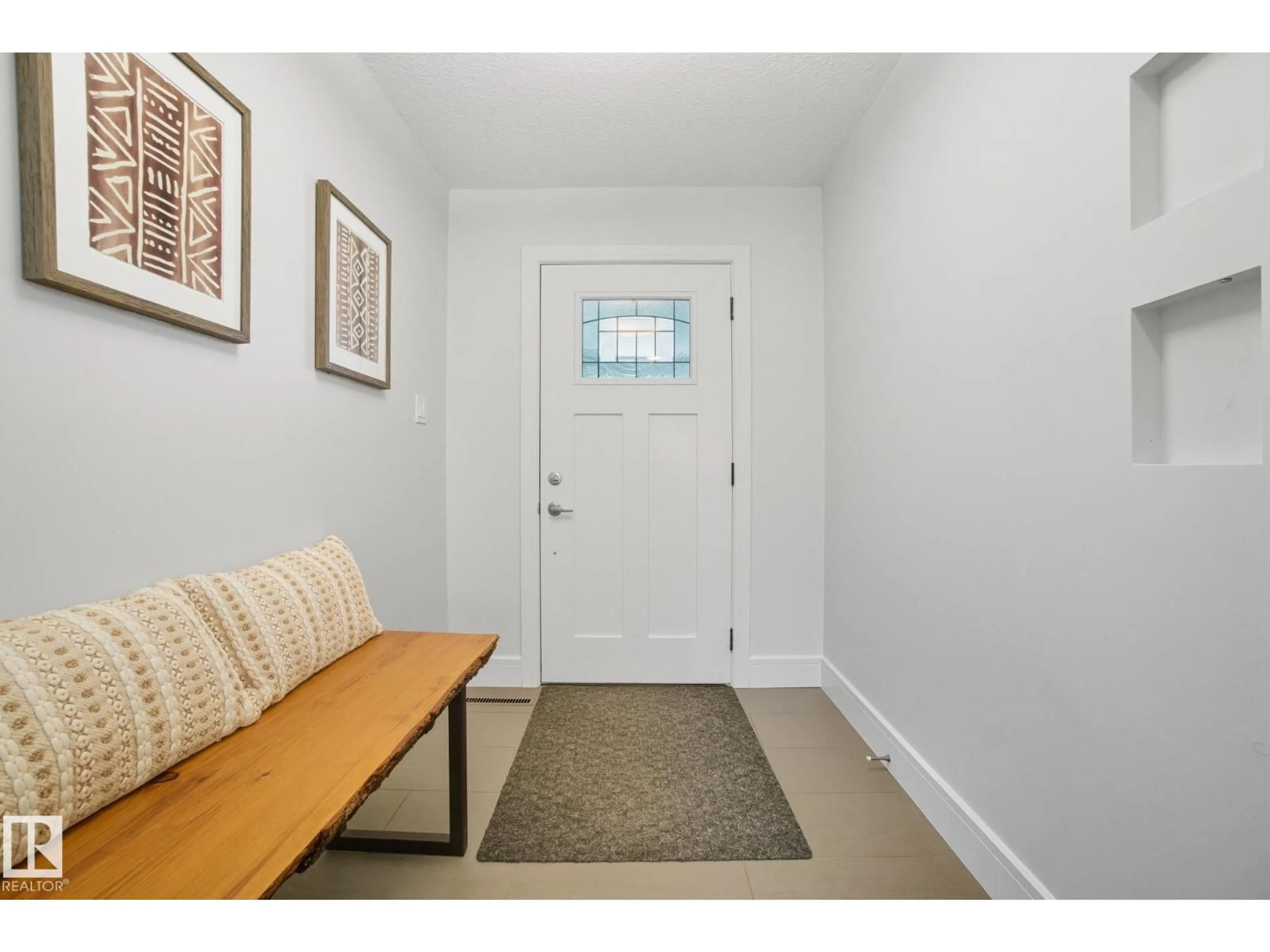 Indoor entryway for 12436 LANSDOWNE DR, Edmonton Alberta T6H4L5