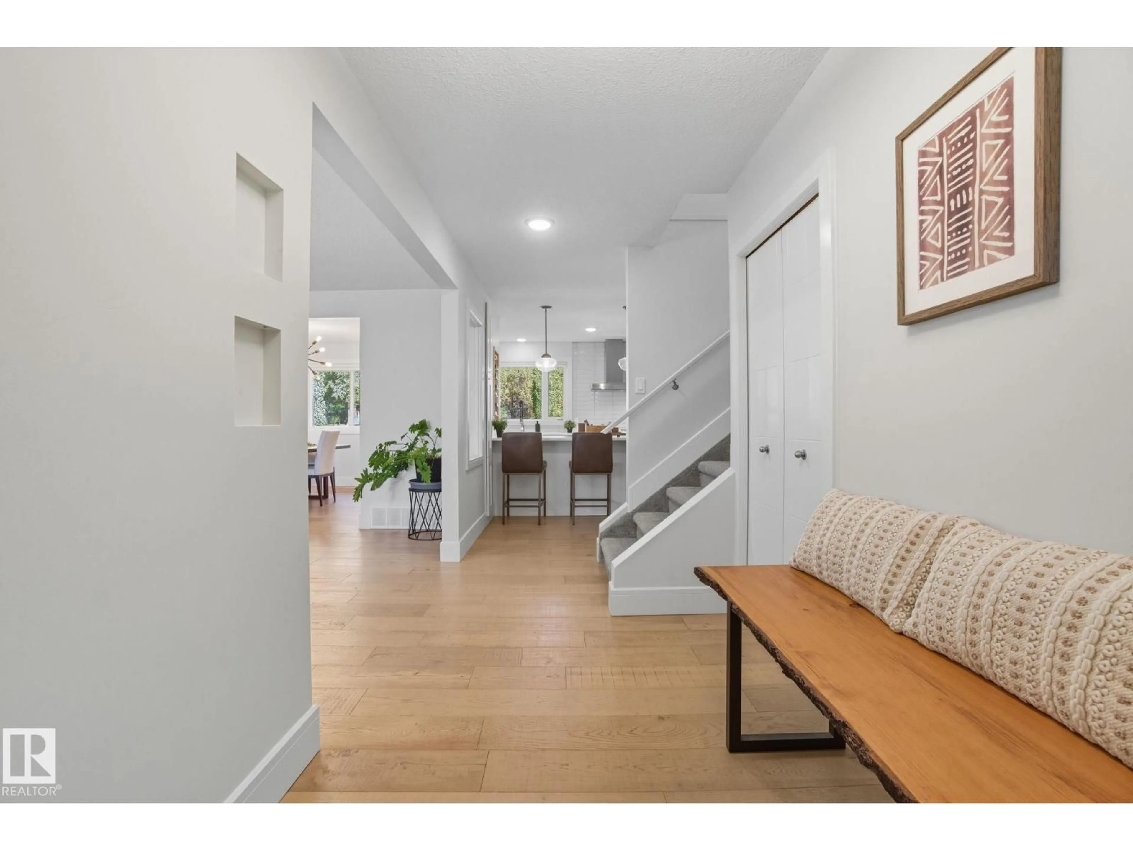 Indoor entryway for 12436 LANSDOWNE DR, Edmonton Alberta T6H4L5