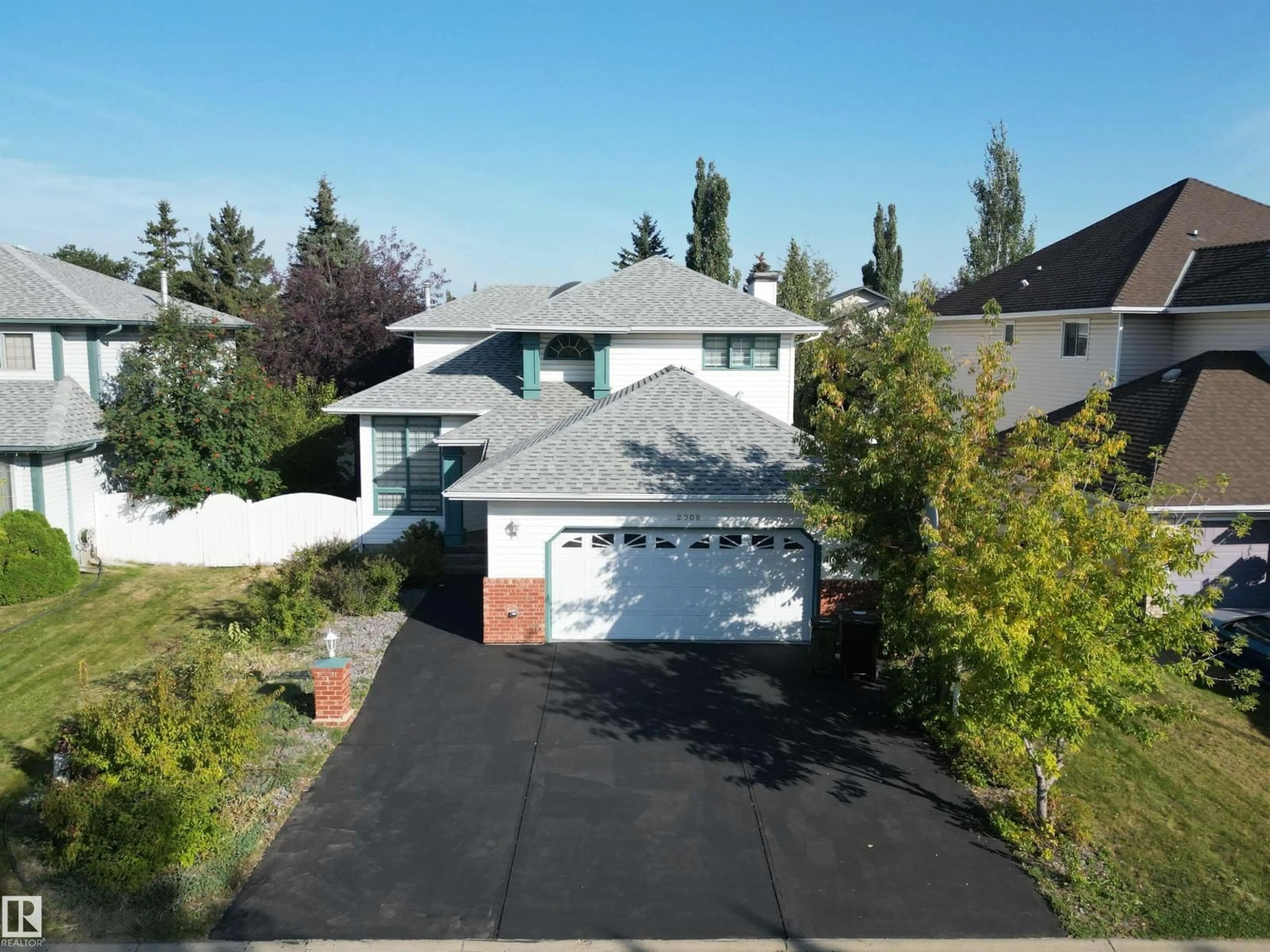 A pic from outside/outdoor area/front of a property/back of a property/a pic from drone, street for 2908 44A AV, Edmonton Alberta T6T1G9