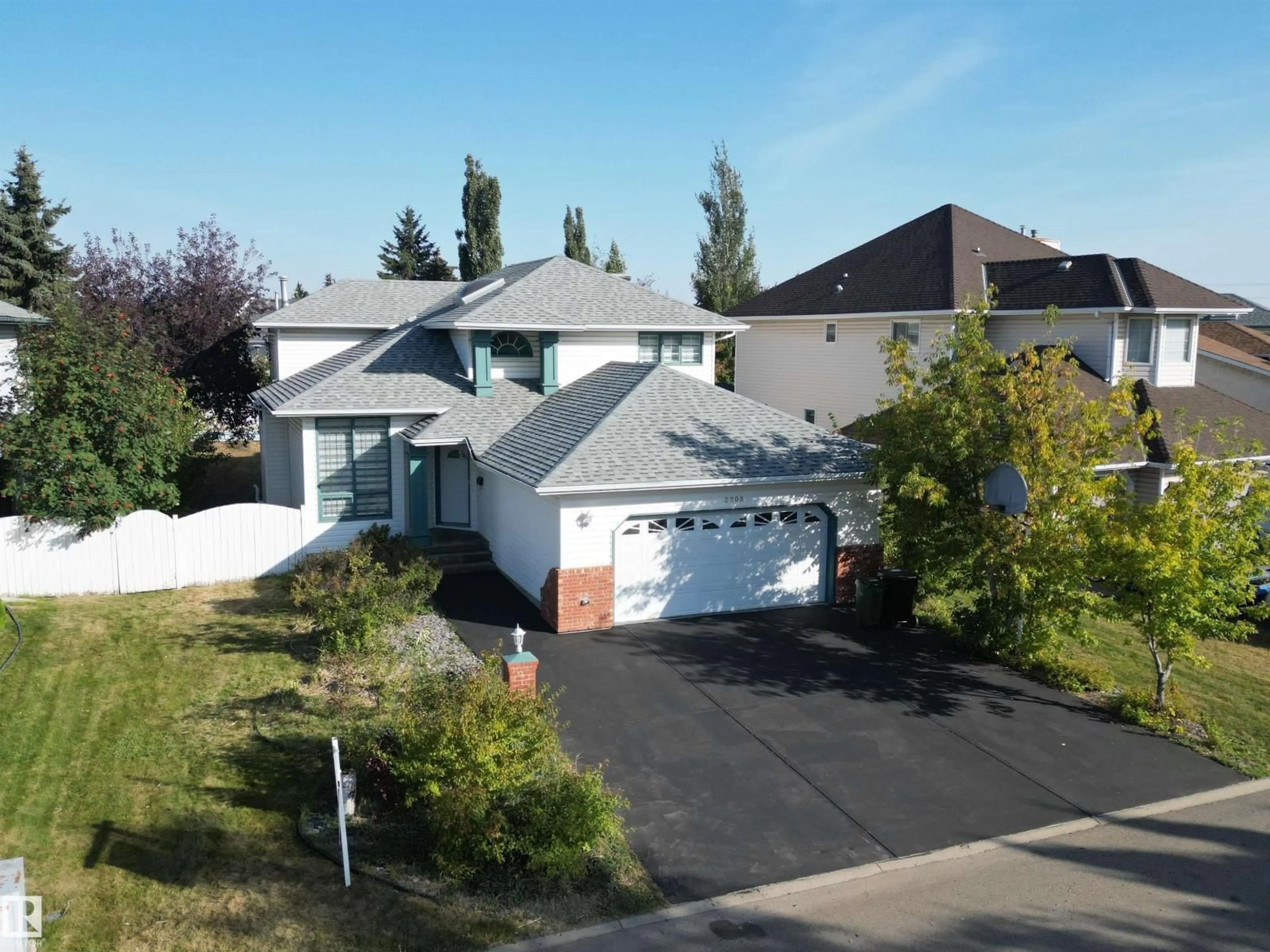 A pic from outside/outdoor area/front of a property/back of a property/a pic from drone, street for 2908 44A AV, Edmonton Alberta T6T1G9