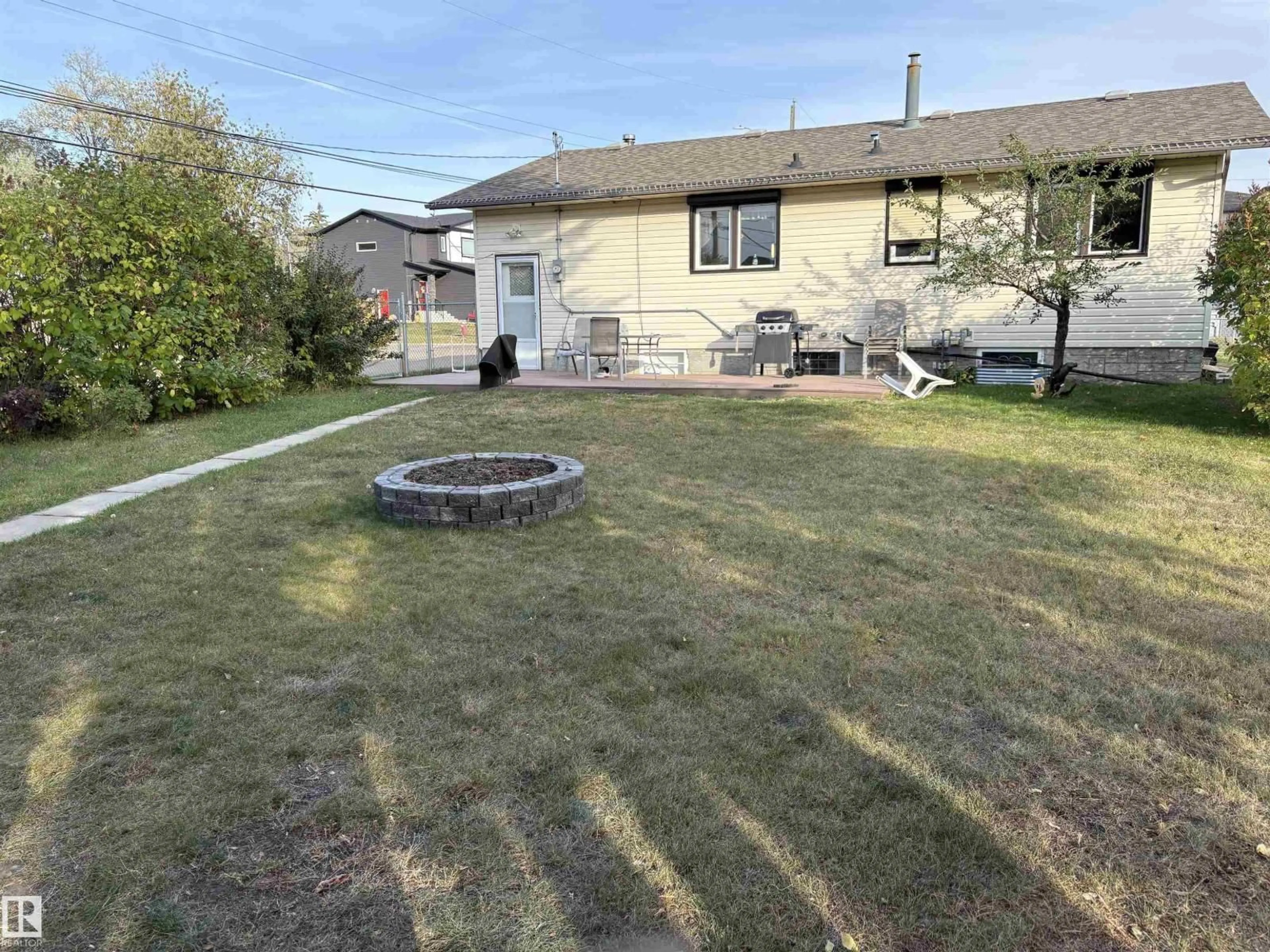 A pic from outside/outdoor area/front of a property/back of a property/a pic from drone, street for 4840 50 ST, Gibbons Alberta T0A1N0