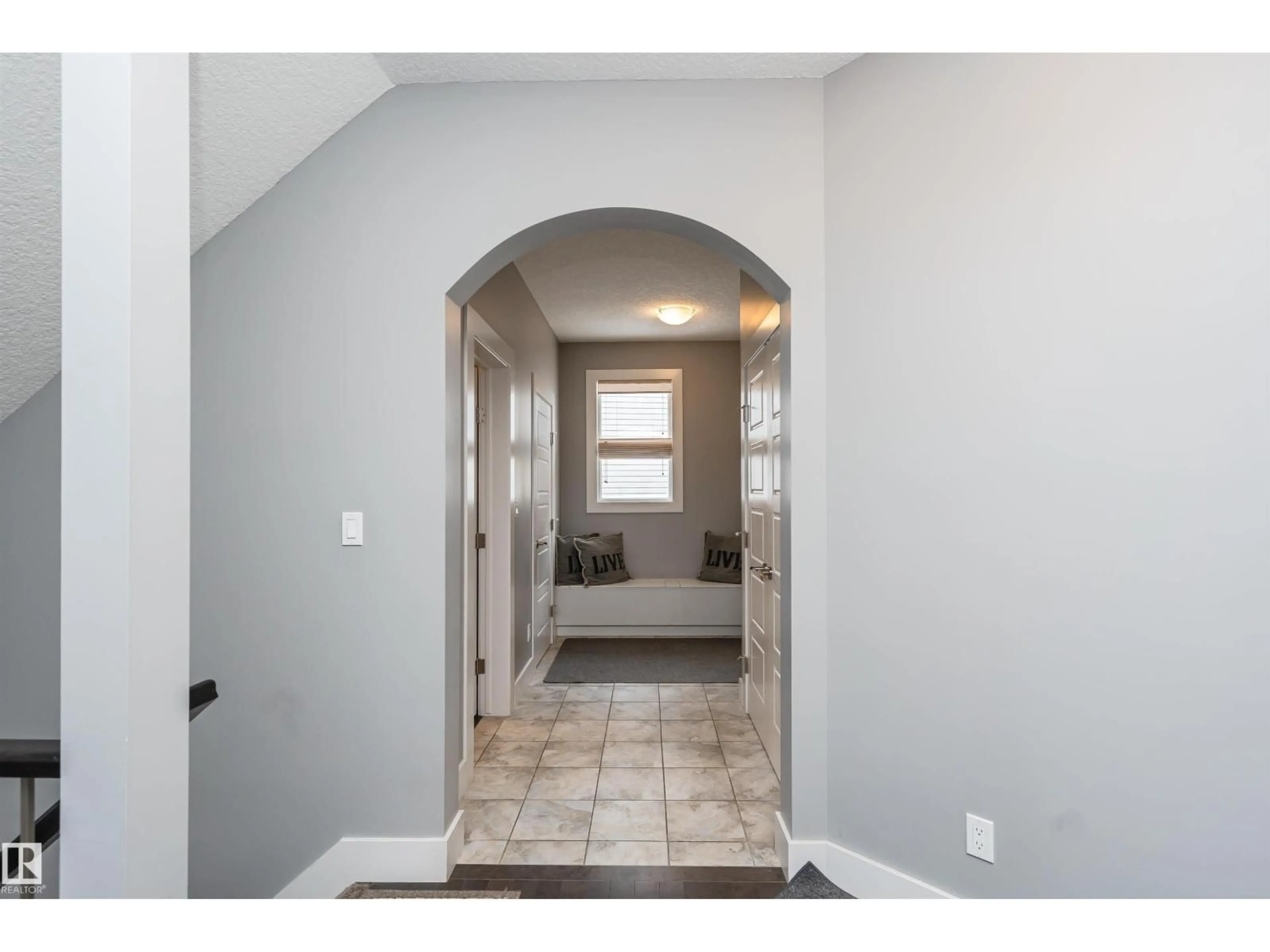 Indoor entryway for 837 HODGINS RD, Edmonton Alberta T6M0K8