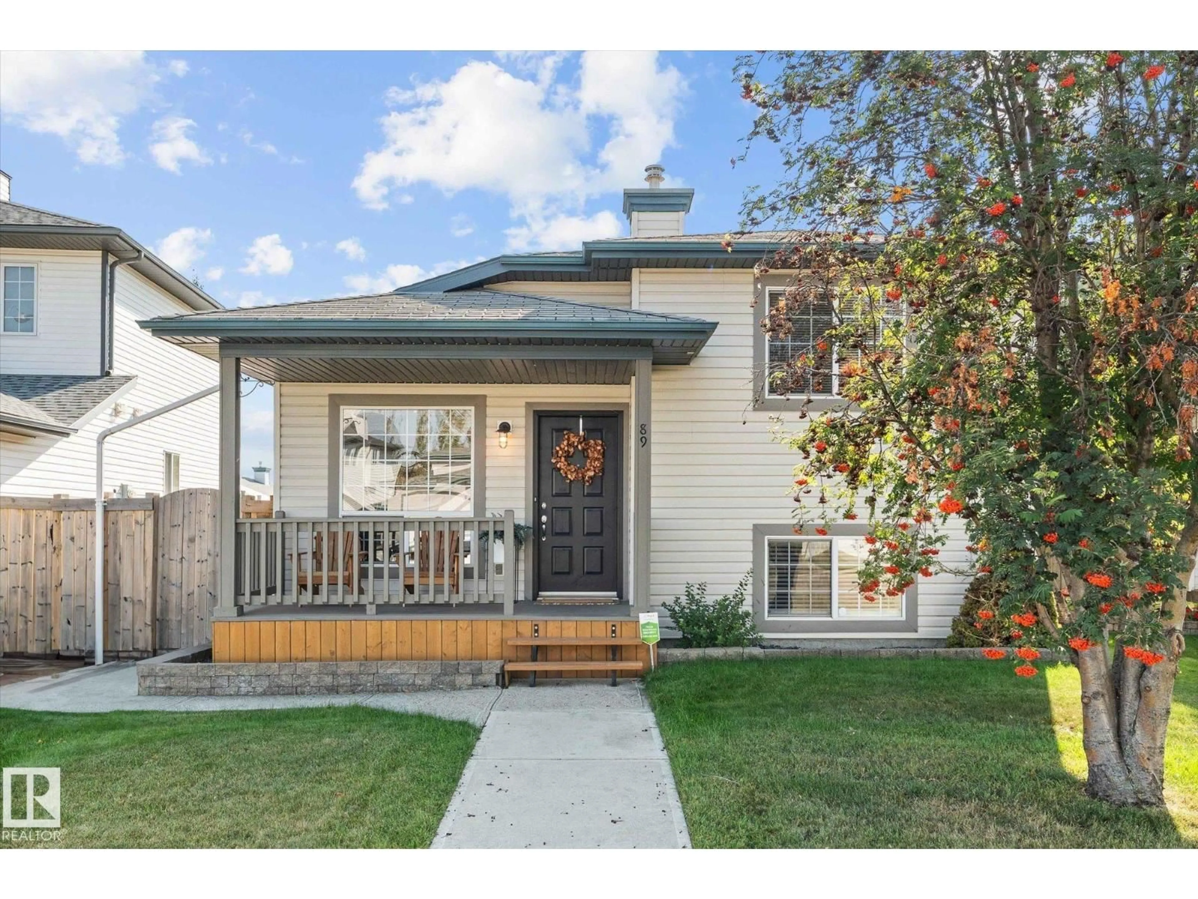 Home with vinyl exterior material, street for 89 LANDSDOWNE DR, Spruce Grove Alberta T7X3X5