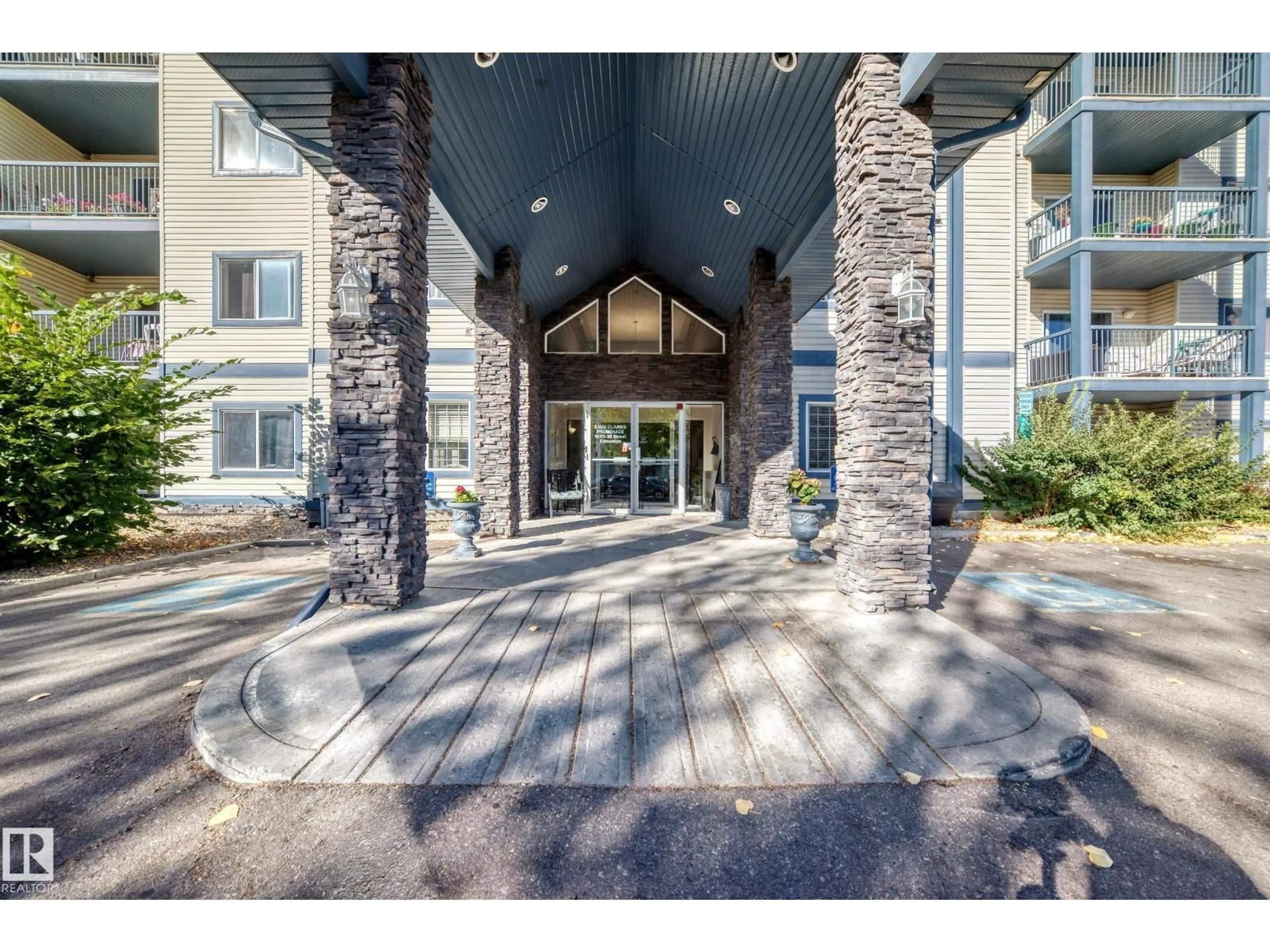 Indoor foyer for 134 16311 95 ST, Edmonton Alberta T5Z3Y5