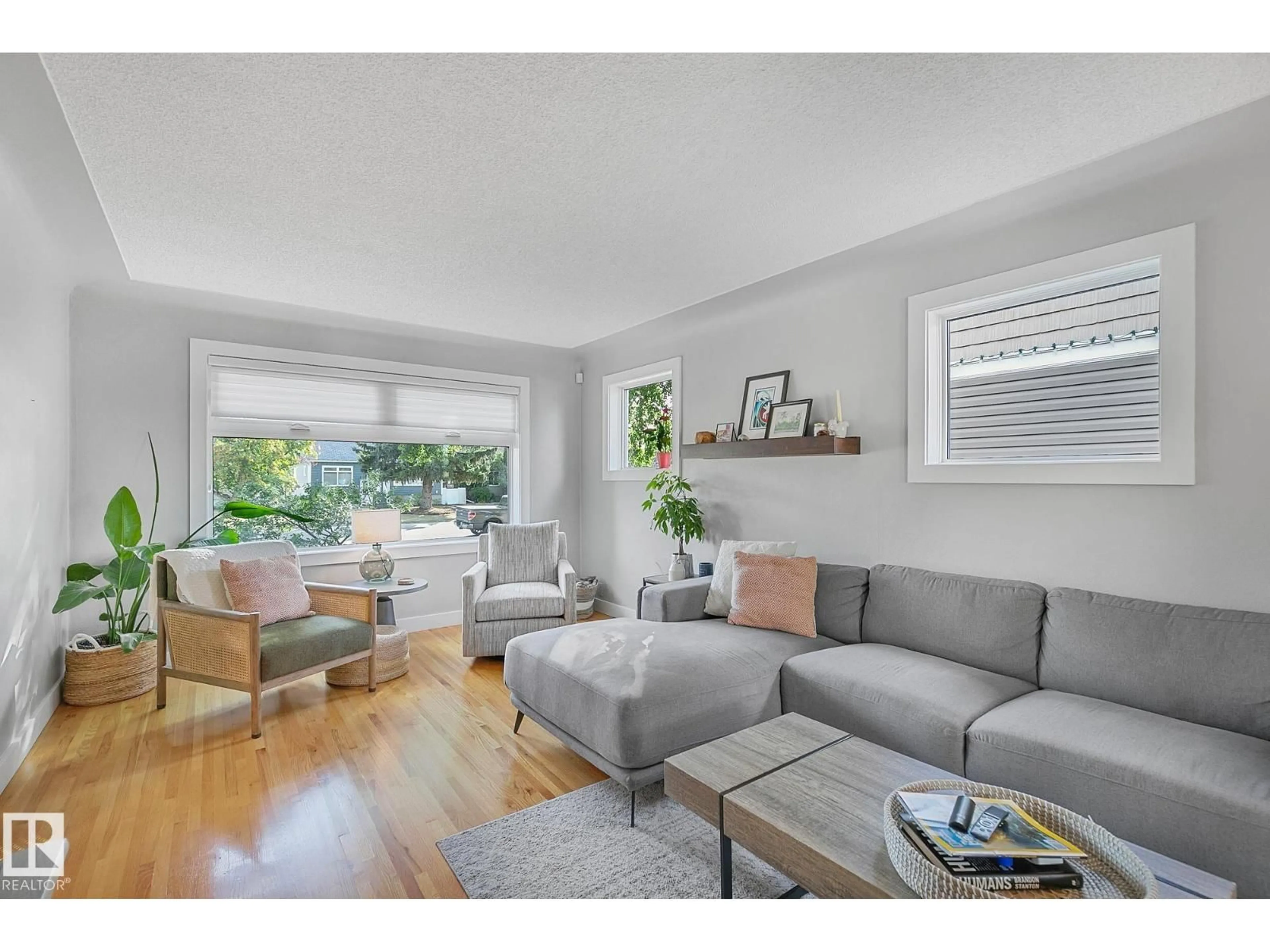 Living room with furniture, wood/laminate floor for NW - 10958 117 ST, Edmonton Alberta T5H3N6
