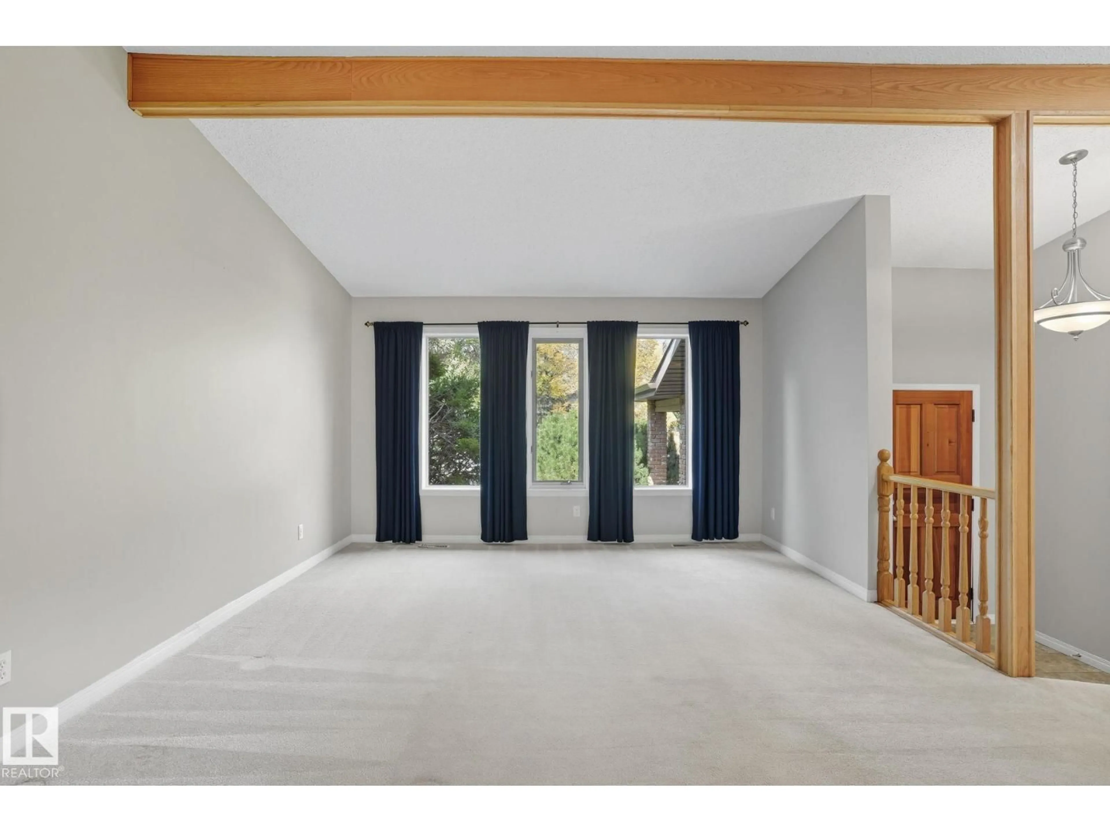 Indoor foyer for 7 PEMBINA PL, St. Albert Alberta T8N4P7