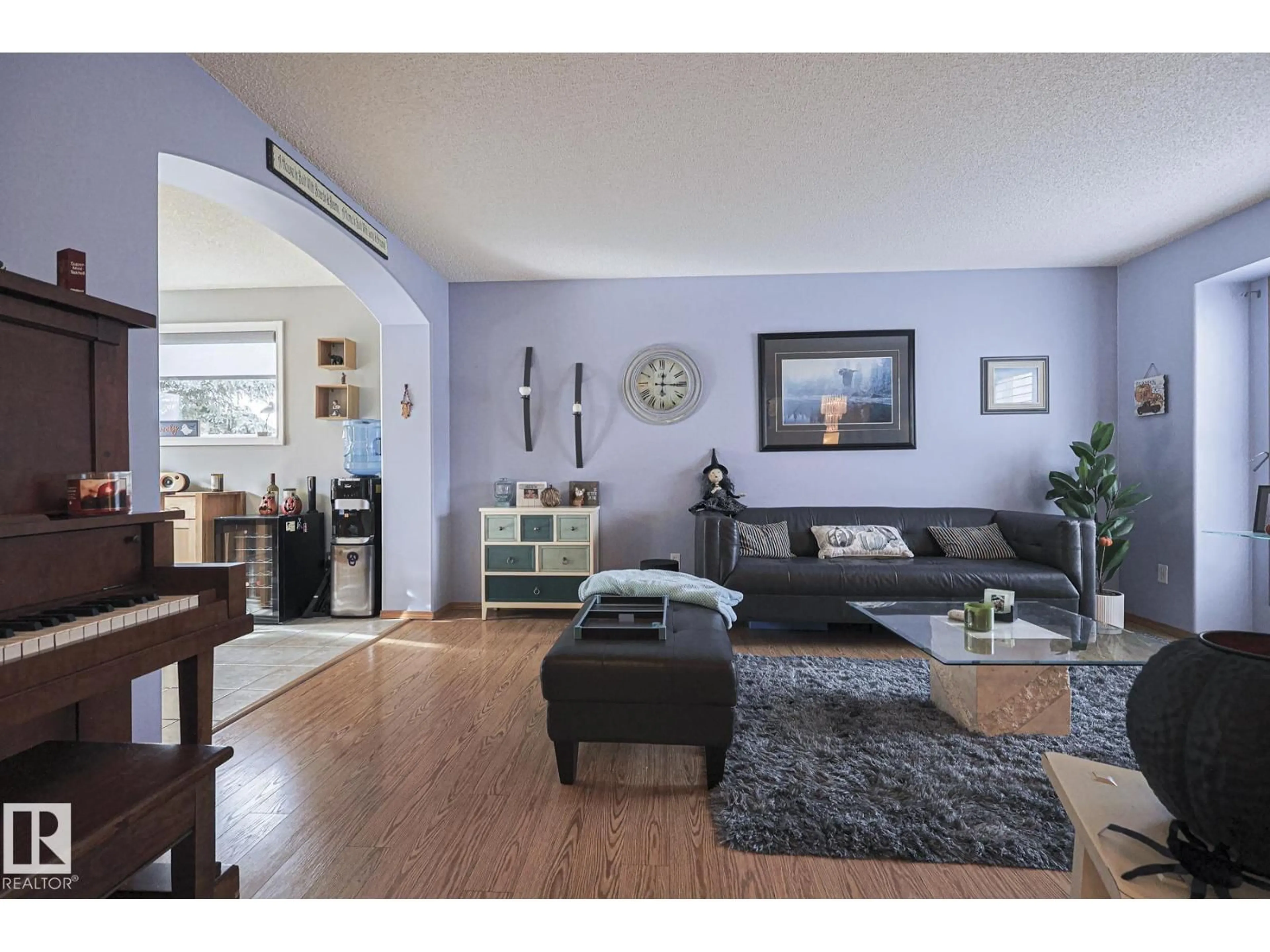 Living room with furniture, wood/laminate floor for 56220 - 38 RGE ROAD 230, Rural Sturgeon County Alberta T0A1N0