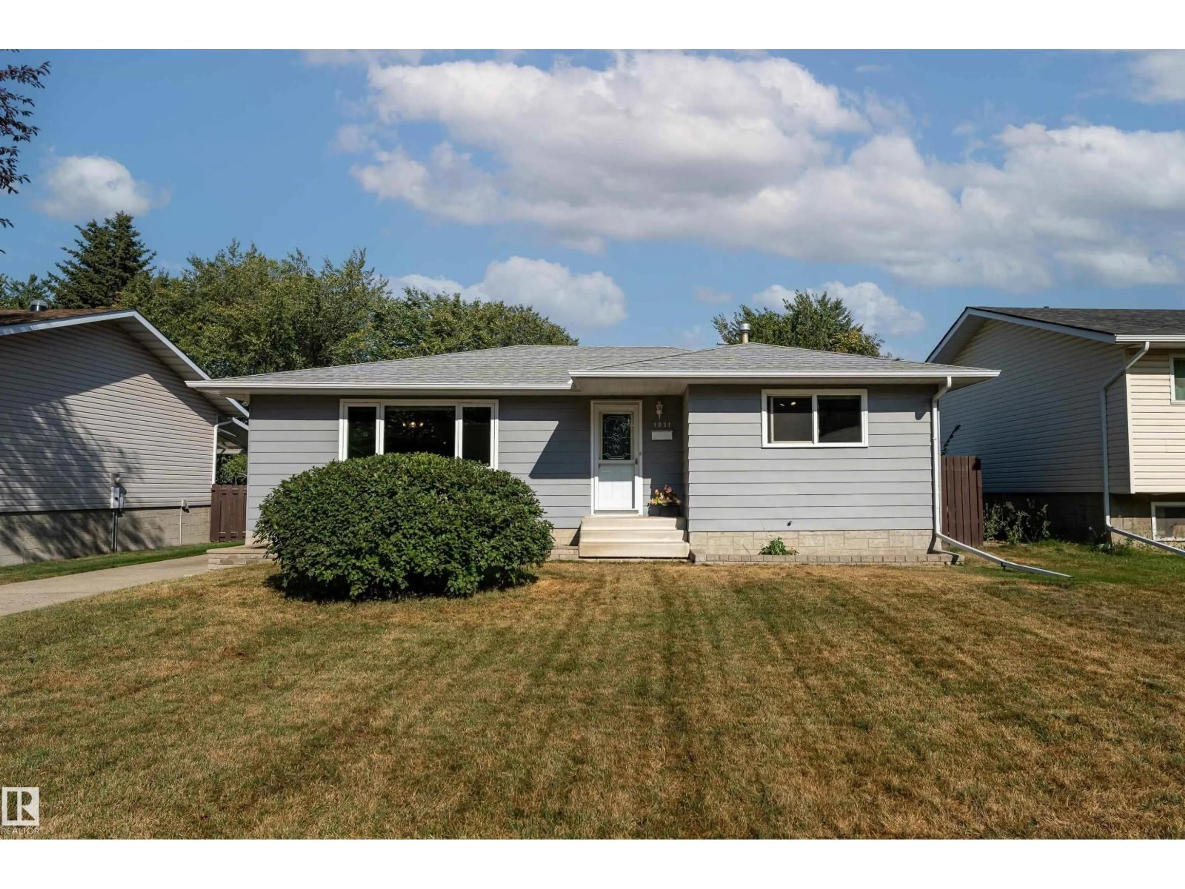 Home with vinyl exterior material, street for 1031 LUEDERS CR, Sherwood Park Alberta T8A1A8