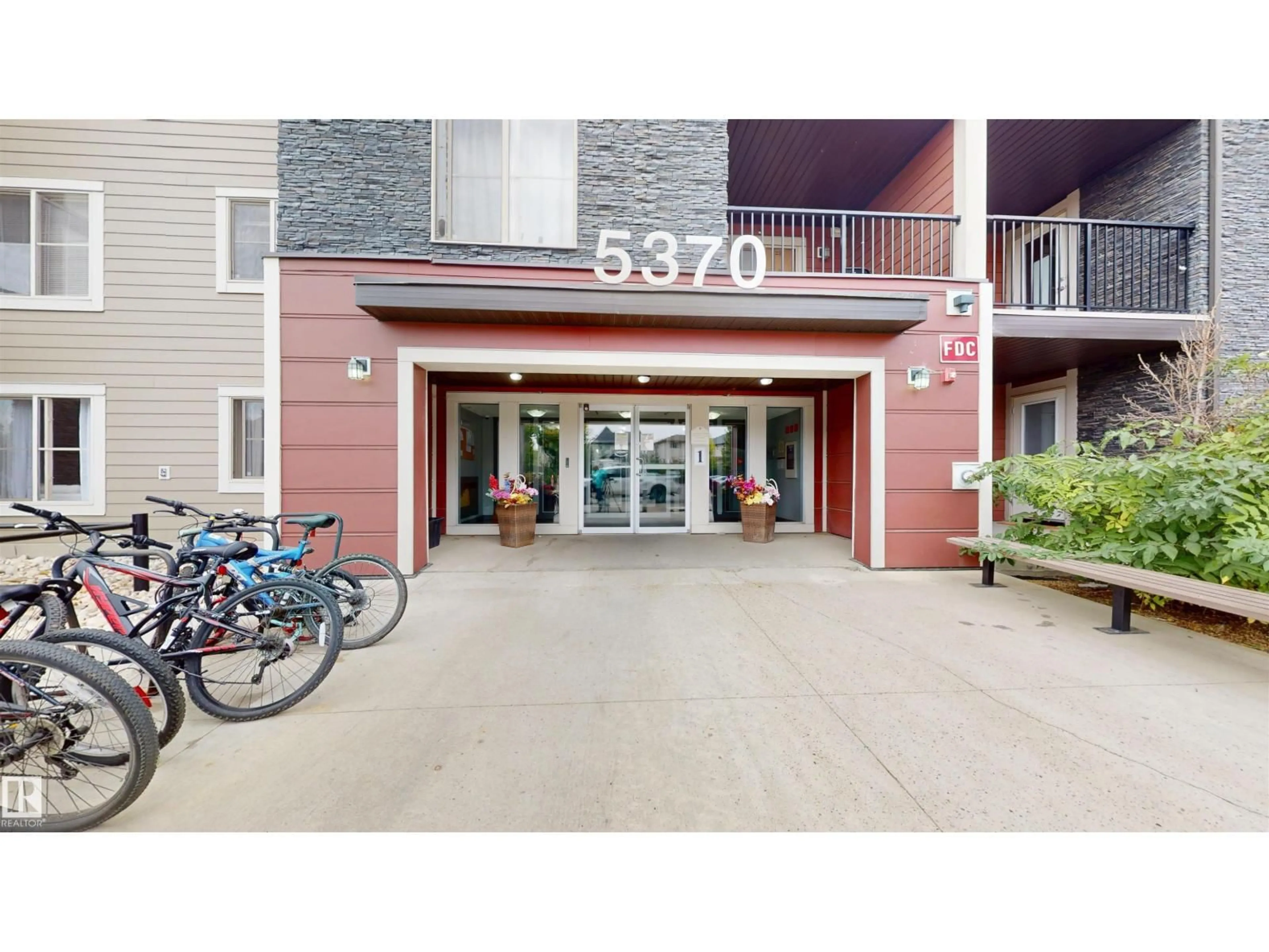Indoor foyer for 5370 - 106 CHAPPELLE RD SW, Edmonton Alberta T6W3L5