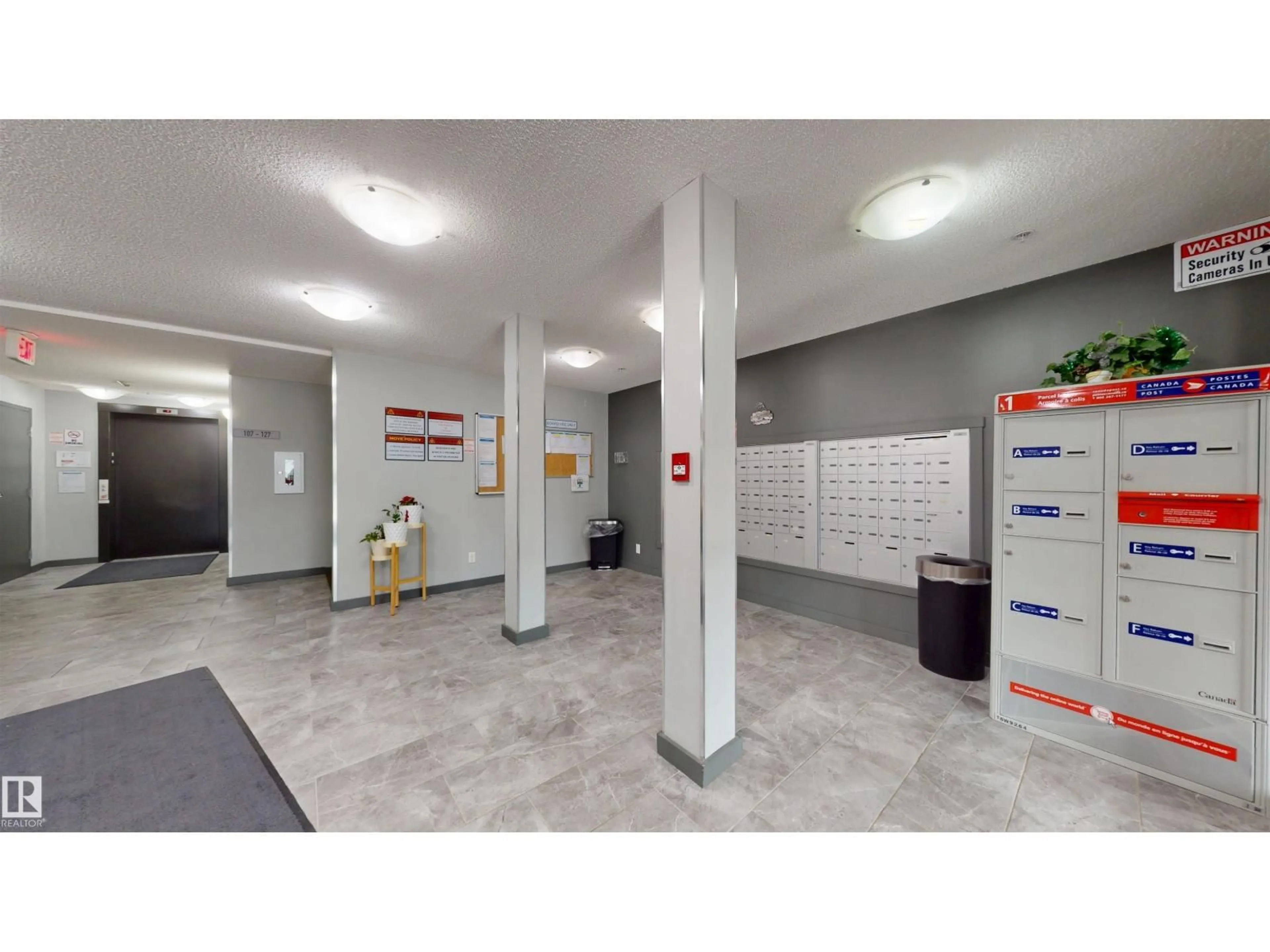 Indoor foyer for 5370 - 106 CHAPPELLE RD SW, Edmonton Alberta T6W3L5