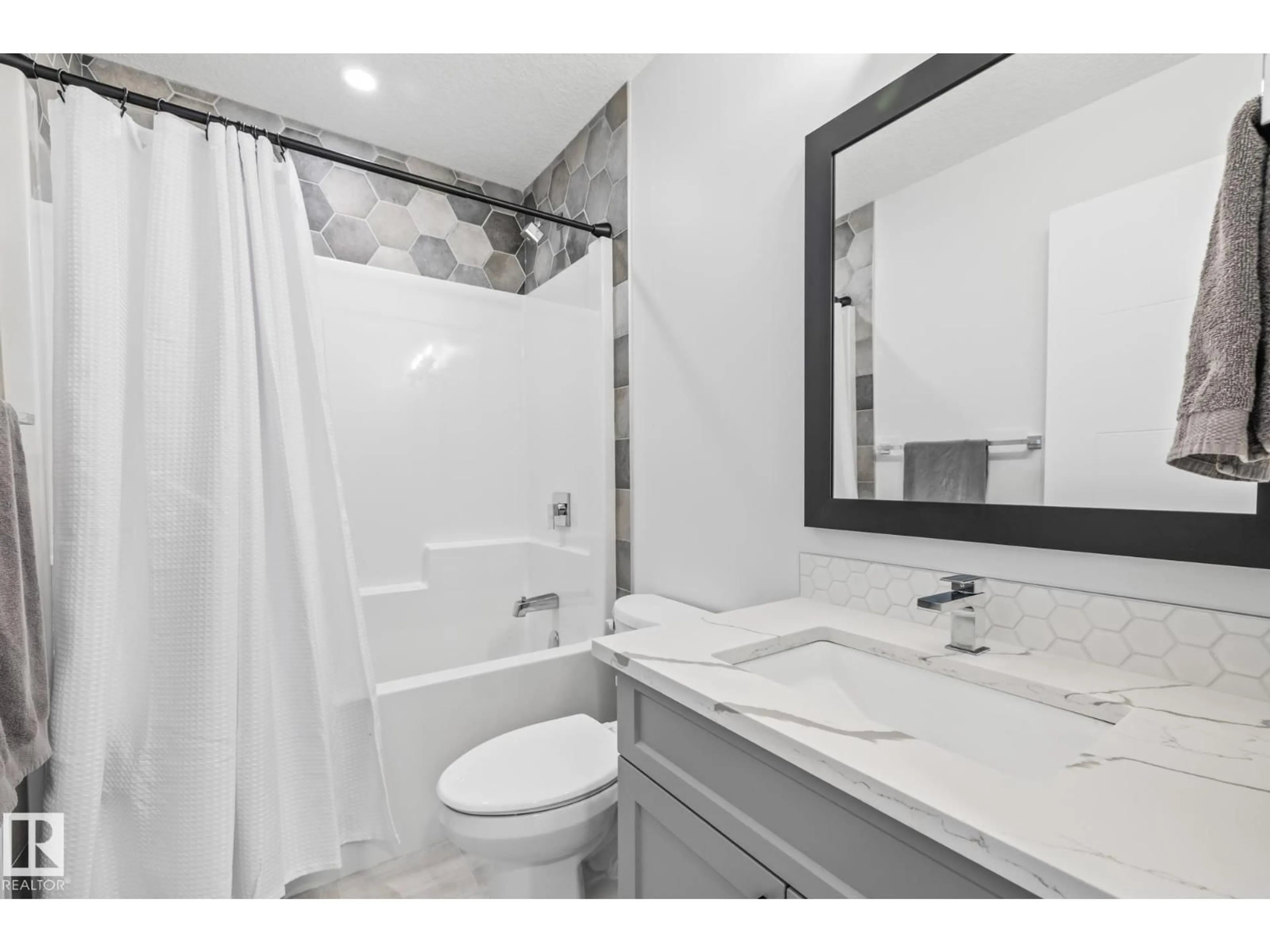 Standard bathroom, ceramic/tile floor for 34 EDGEFIELD WY, St. Albert Alberta T8N8A1