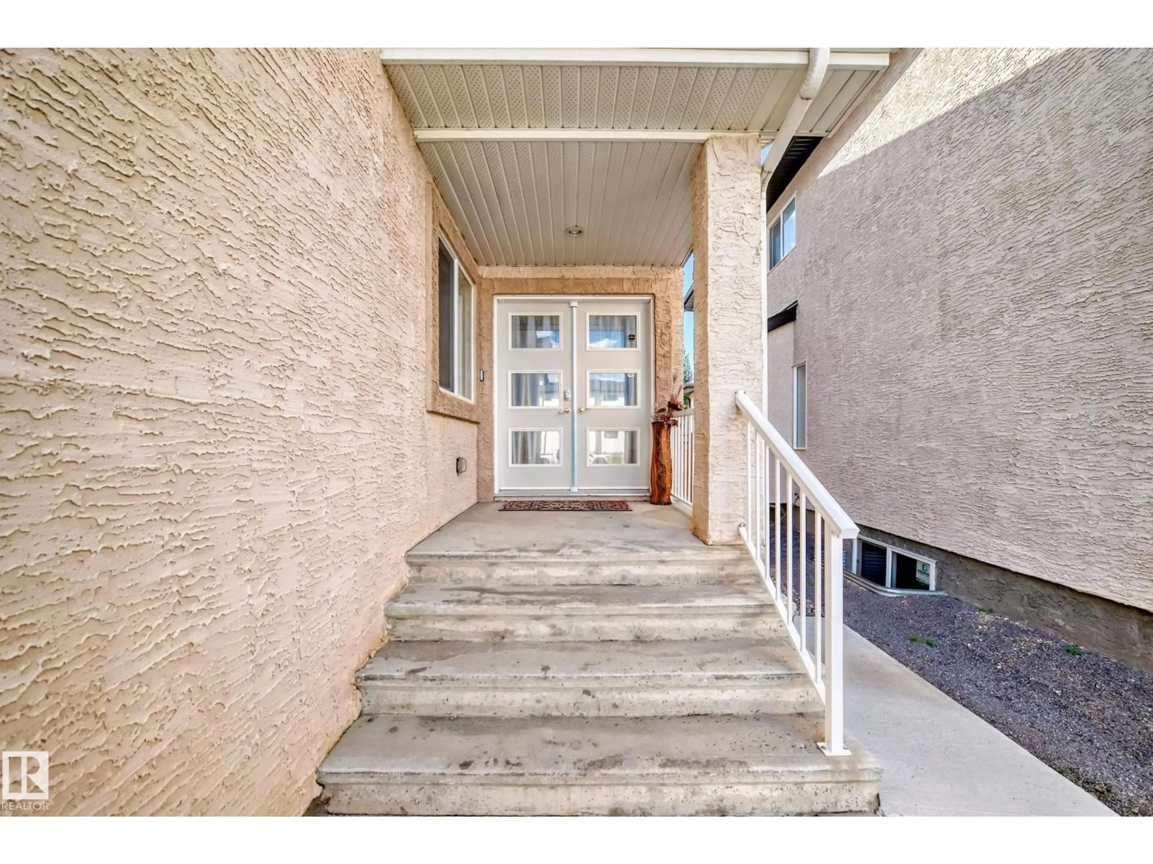 Indoor entryway for 16756 61 ST, Edmonton Alberta T5Y0W7