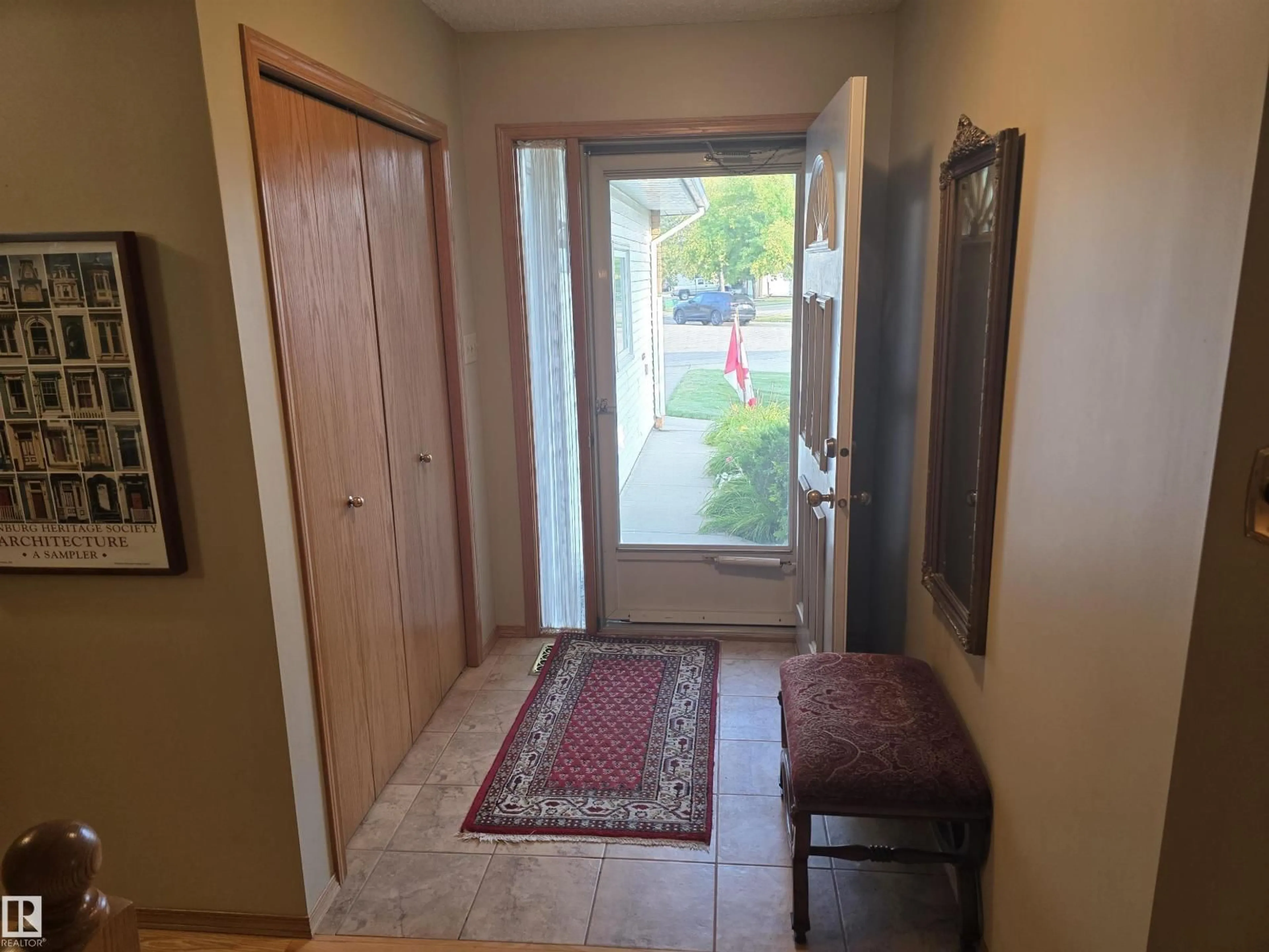Indoor entryway for 364 REHWINKEL CL, Edmonton Alberta T6R1Y5