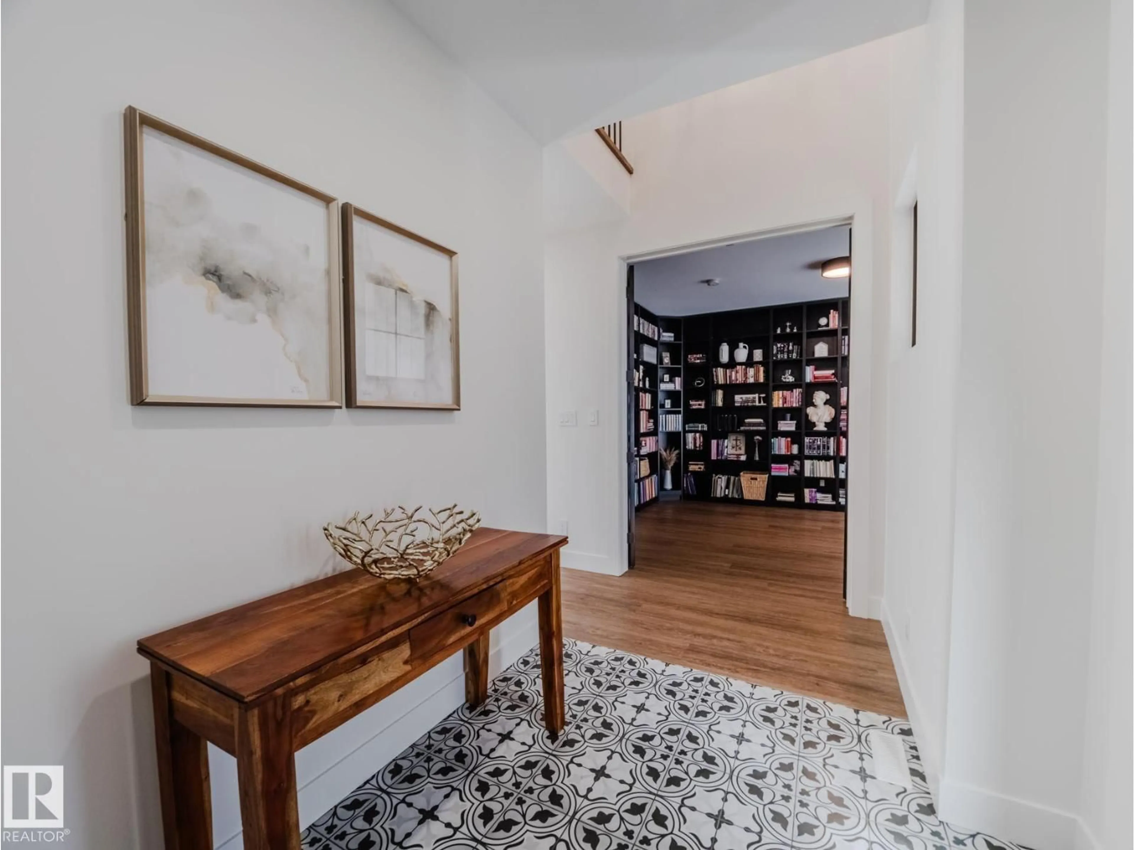 Indoor entryway for 11618 87 ST, Edmonton Alberta T5B3M5