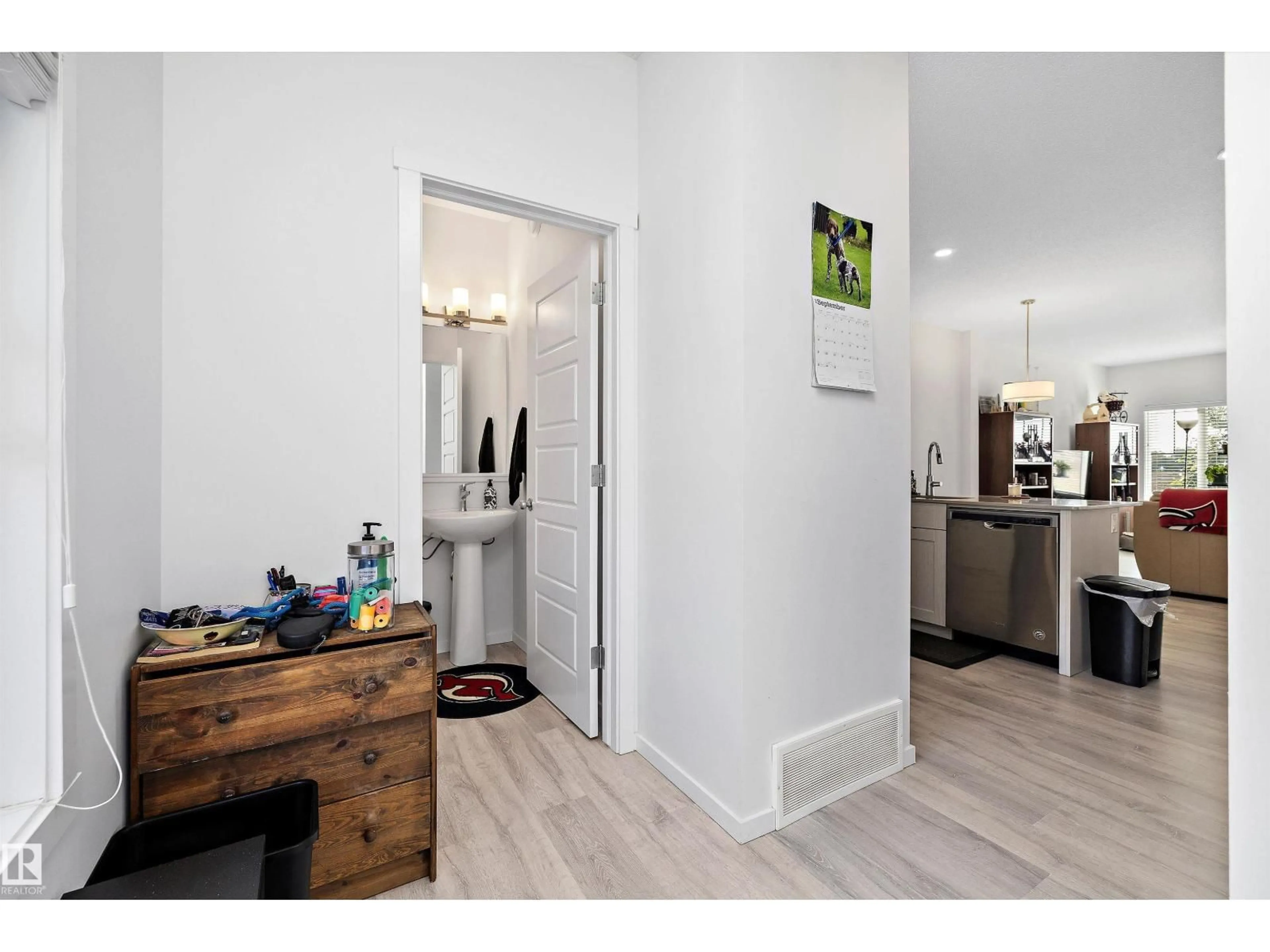 Indoor entryway for 770 ORCHARDS BV, Edmonton Alberta T6X2Y7