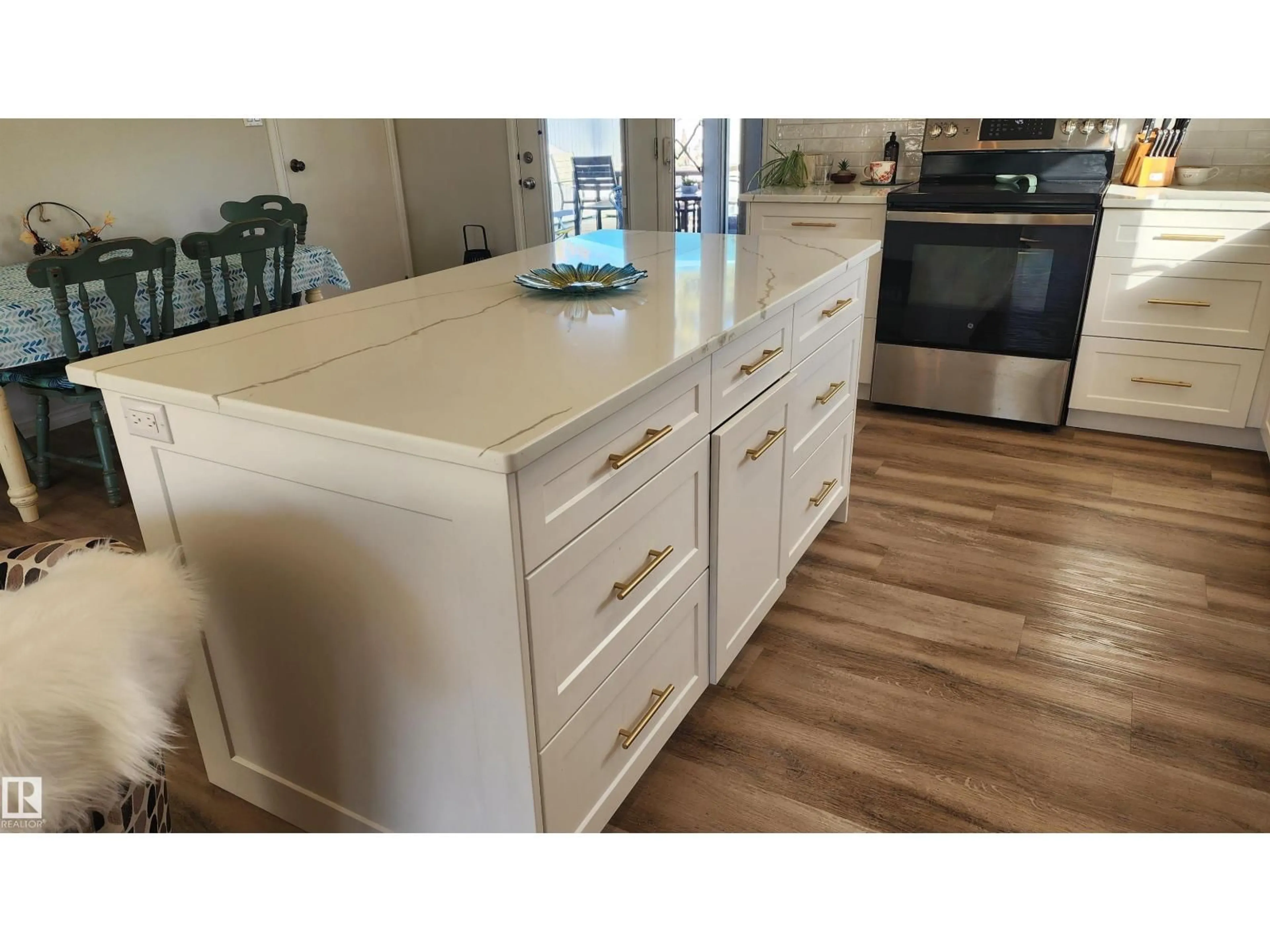 Open concept kitchen, wood/laminate floor for 5406 CIRCLE DR, Elk Point Alberta T0A1A0