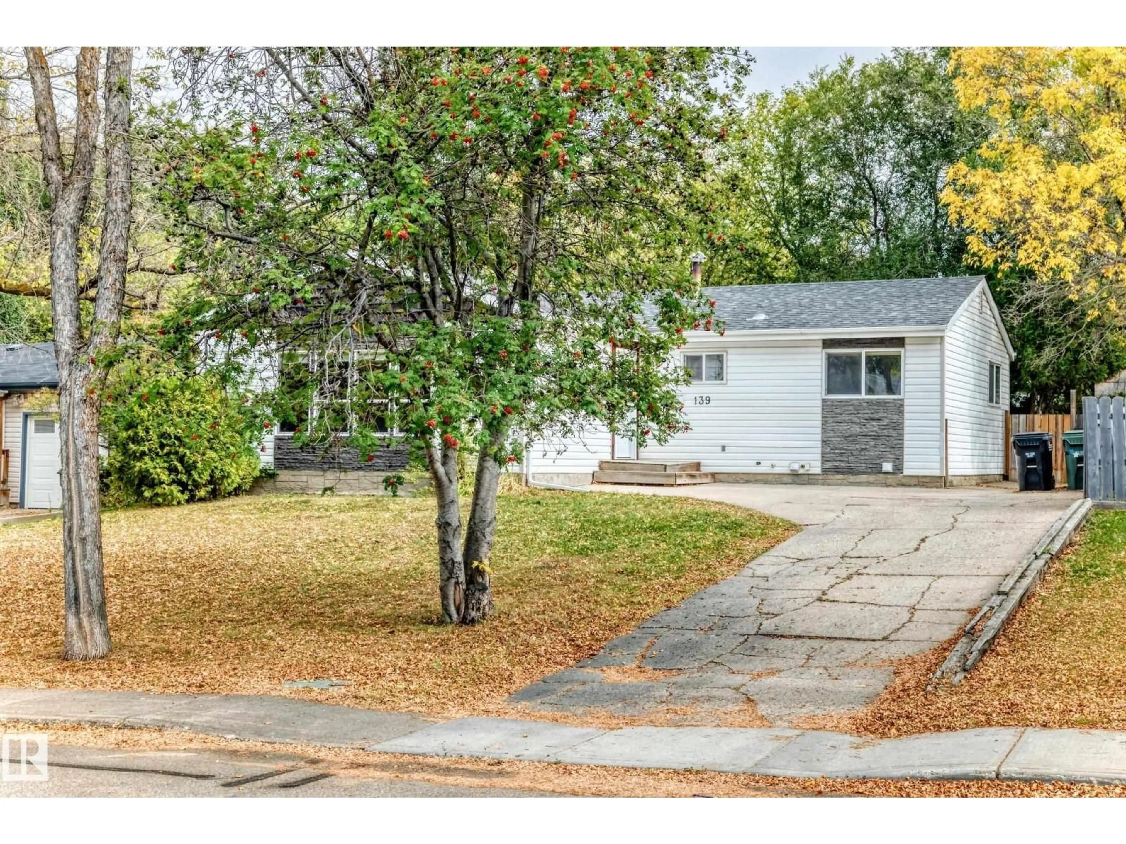 Home with vinyl exterior material, street for 139 WILLOW ST, Sherwood Park Alberta T8A1P3