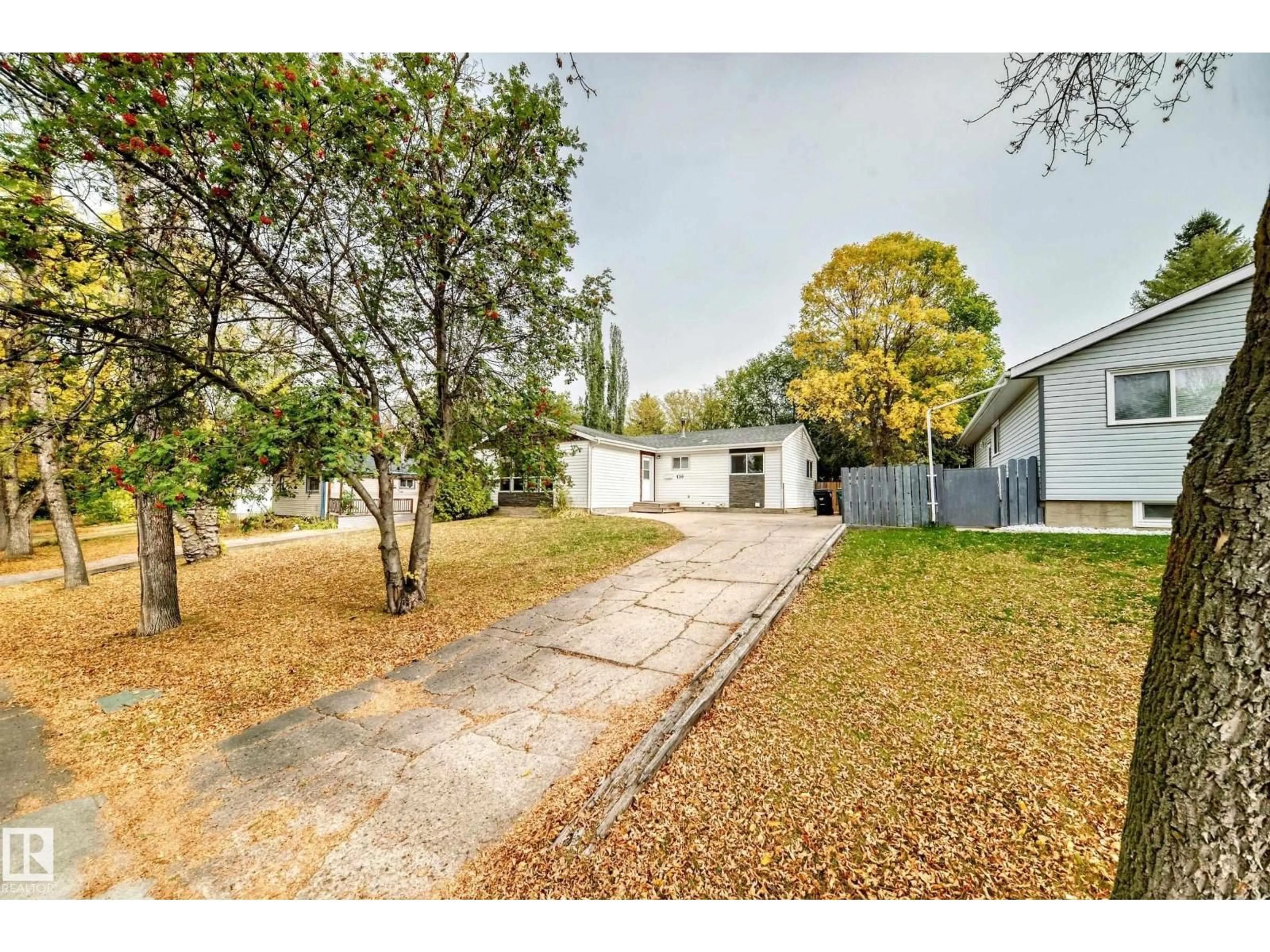 A pic from outside/outdoor area/front of a property/back of a property/a pic from drone, street for 139 WILLOW ST, Sherwood Park Alberta T8A1P3
