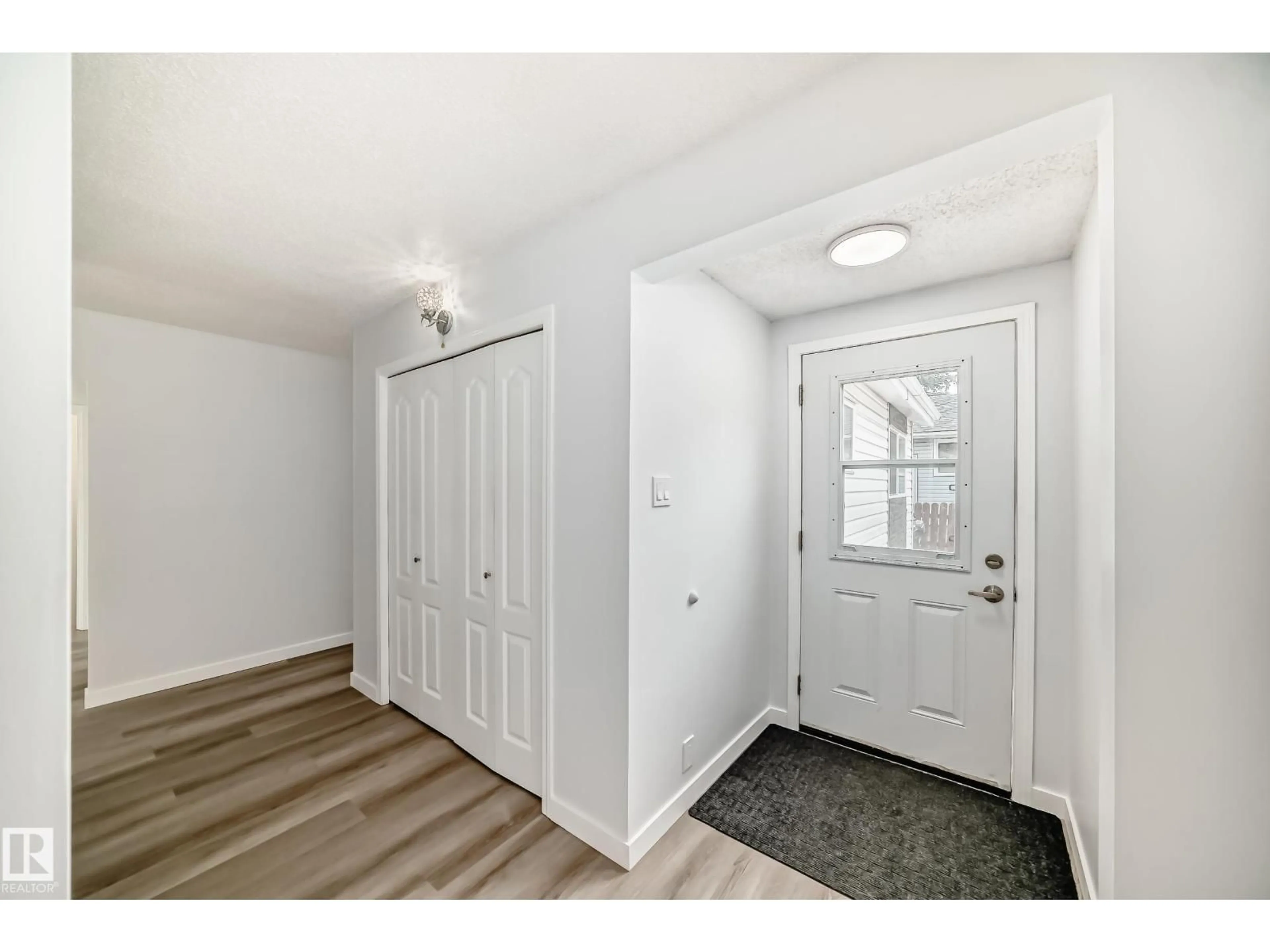 Indoor entryway for 139 WILLOW ST, Sherwood Park Alberta T8A1P3